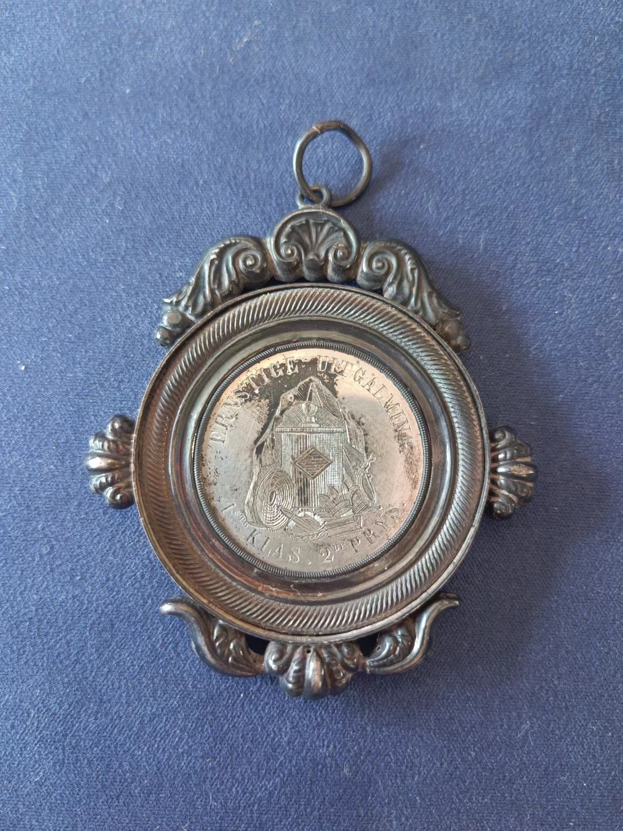 外国章牌第十八期 手雕  1847 年修辞文学奖励，58x52mm，由银盘和中央银片组成
