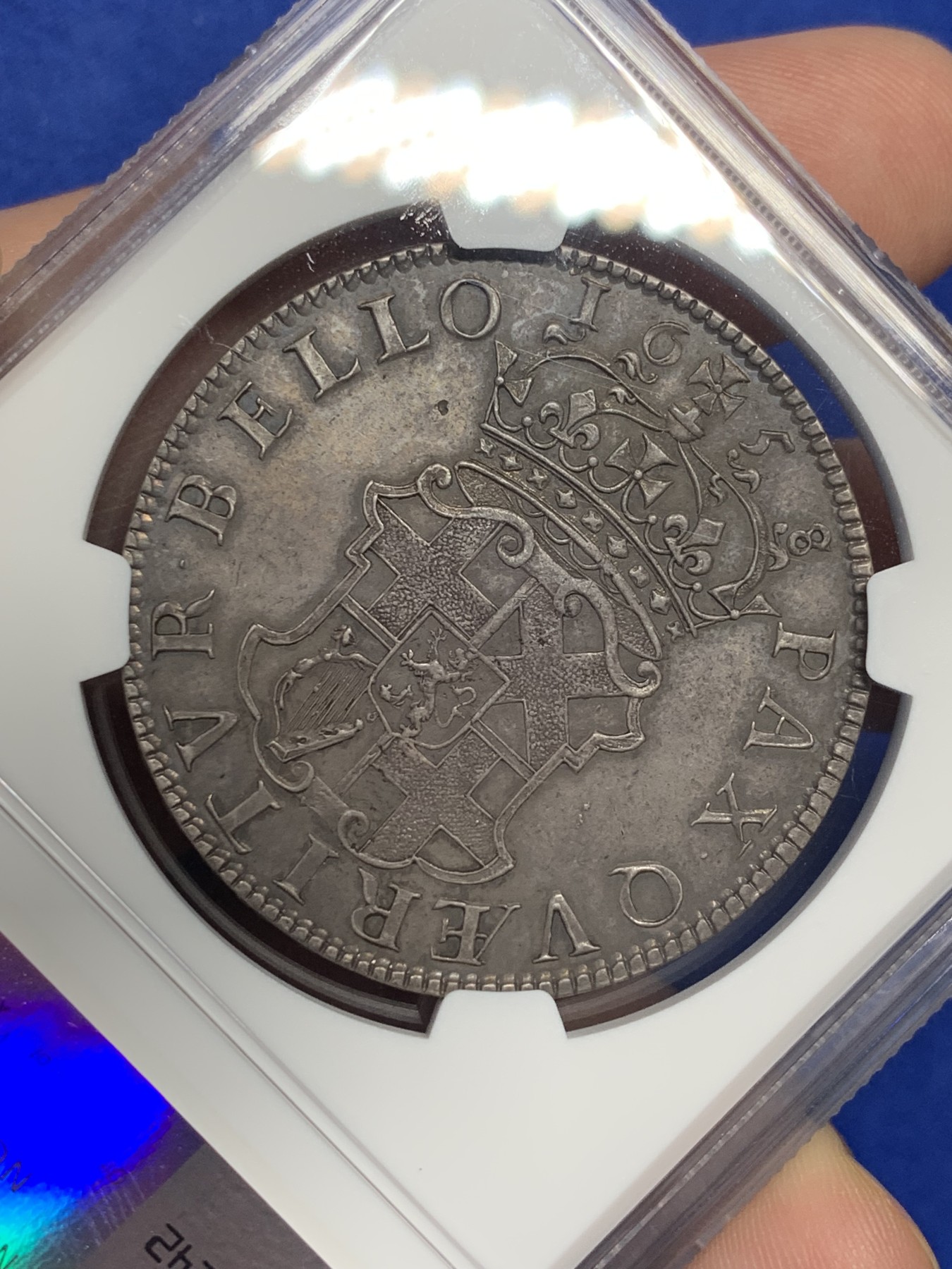 《竞宝斋》第208场-周日，周一 2场 (全场包邮) 名誉品 NGC AU58 英国 1658/7 护国公 克伦威尔 克朗大银币 双面均匀的灰咖包浆 花冠清晰 底板平整 均匀的包浆遮挡了底板的光芒 一枚足矣 HA-AU加工的 8400美元成交