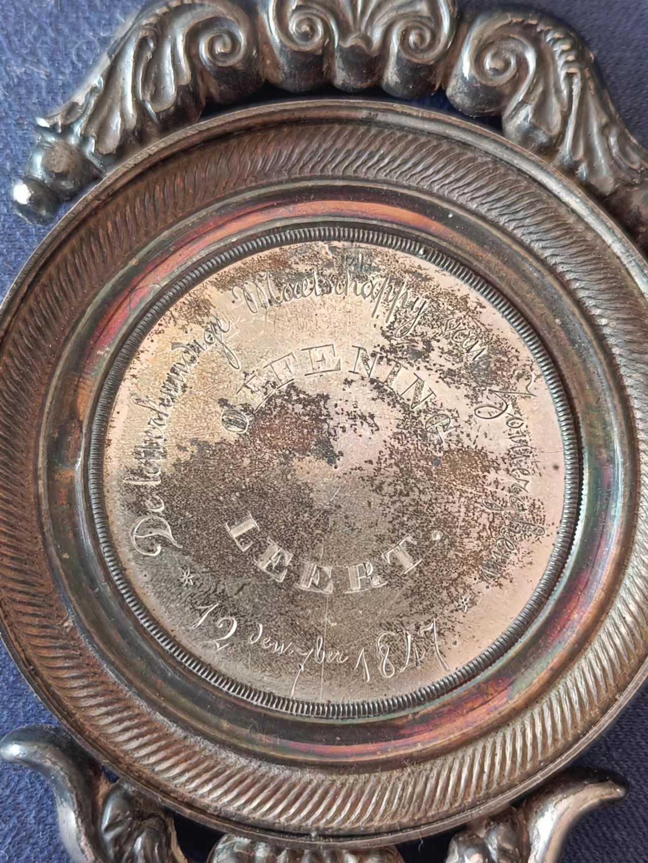 外国章牌第十八期 手雕  1847 年修辞文学奖励，58x52mm，由银盘和中央银片组成