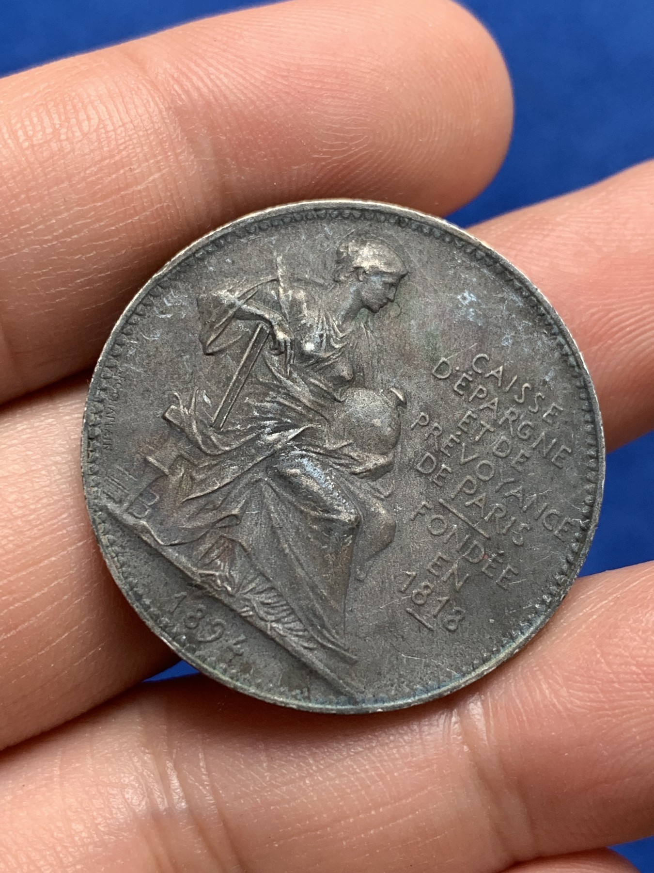 《竞宝斋》第209场-周日，周一 2场 (全场包邮) 1894年法国巴黎储蓄银行银质八角代币Jeton 超级无敌老黑包浆 正面有彩虹效果 丰饶角2号银标 31.6mm 16克