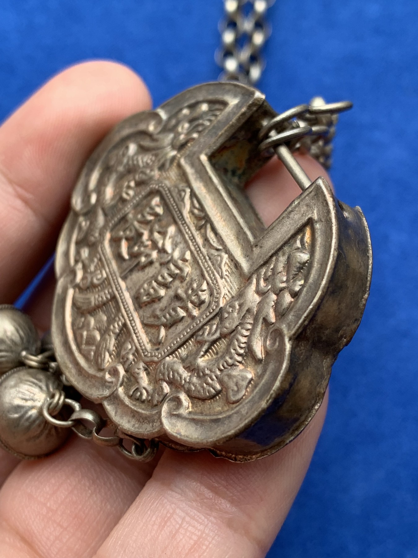 《竞宝斋》第209场-周日，周一 2场 (全场包邮) 中国传统银饰-长命锁 锁高39.3mm 宽51mm，厚8.1mm 包浆漂亮 42.35克