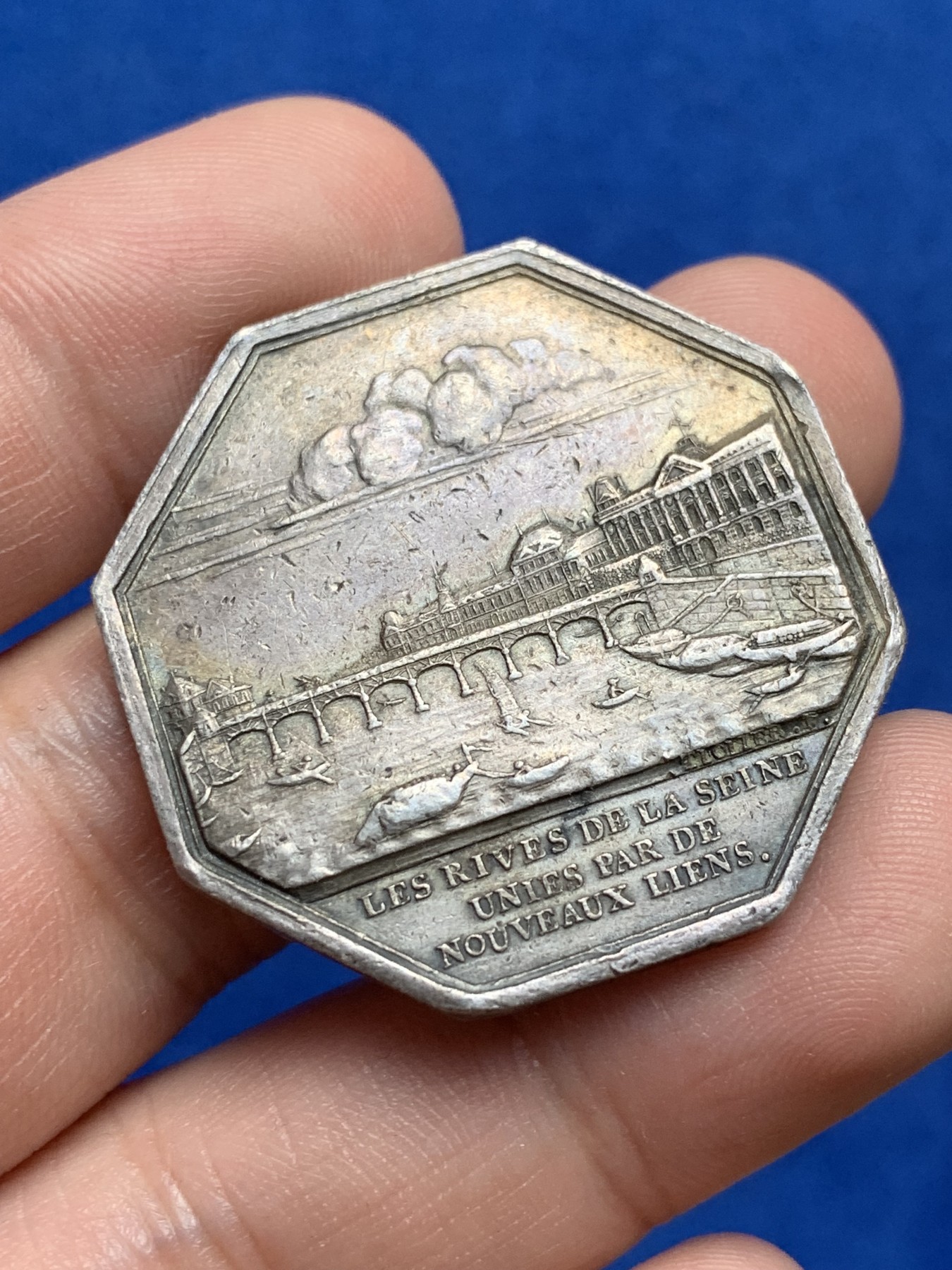 《竞宝斋》第209场-周日，周一 2场 (全场包邮) 法国八角银质代币，塞纳河三座铁桥建设协会，20.38g，35.2mm，非常少见品种 像是有流通过 细节见图