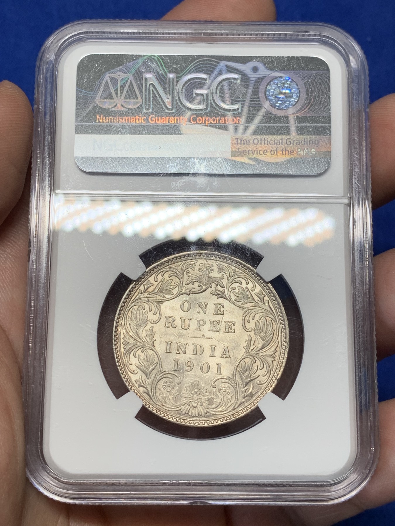 《竞宝斋》第209场-周日，周一 2场 (全场包邮) NGC-MS62 英属印度 1901年孟买厂 维多利亚女王 1卢比 银币 黄油彩包浆 实物很漂亮