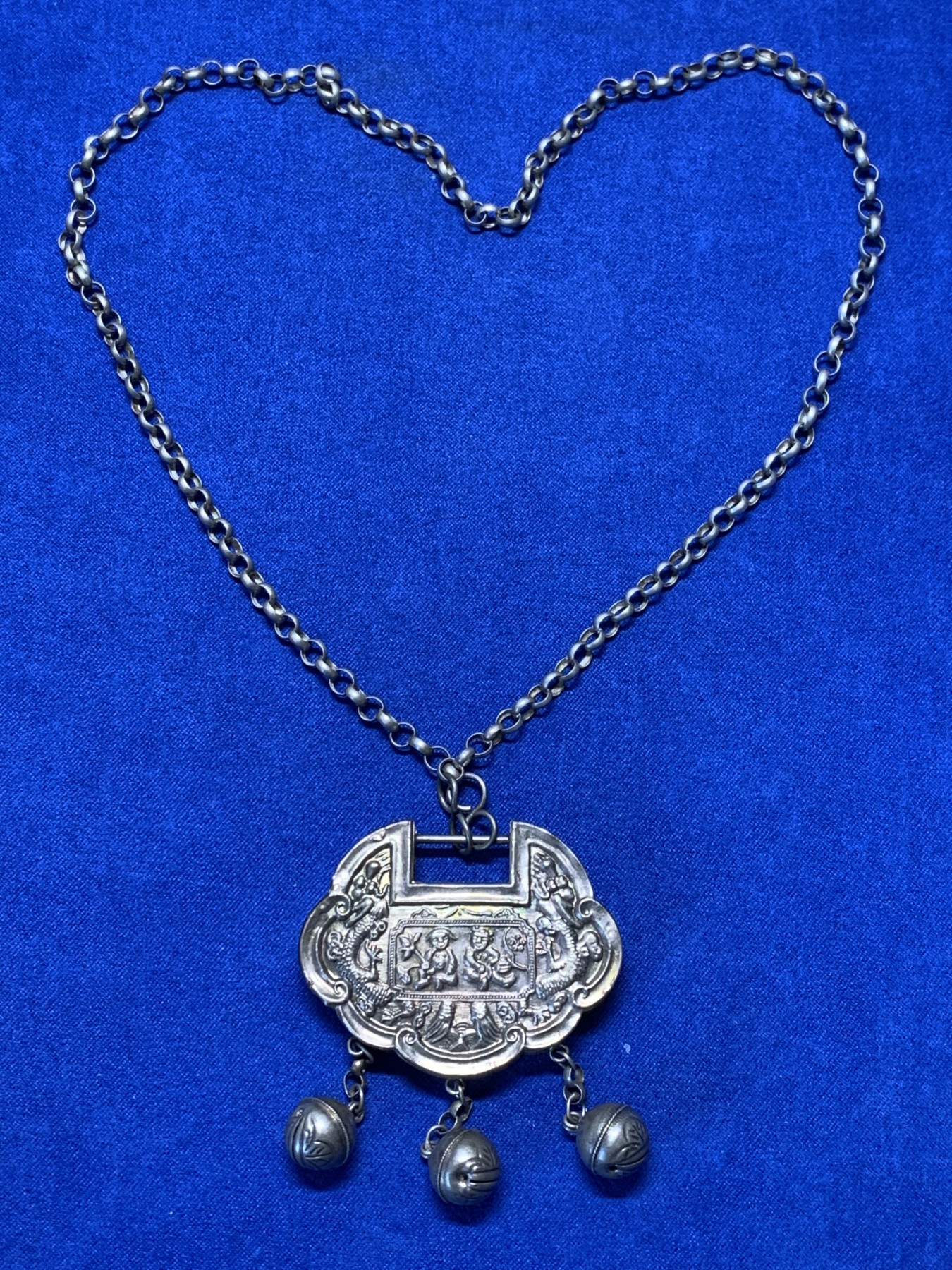 《竞宝斋》第209场-周日，周一 2场 (全场包邮) 中国传统银饰-长命锁 锁高39.3mm 宽51mm，厚8.1mm 包浆漂亮 42.35克