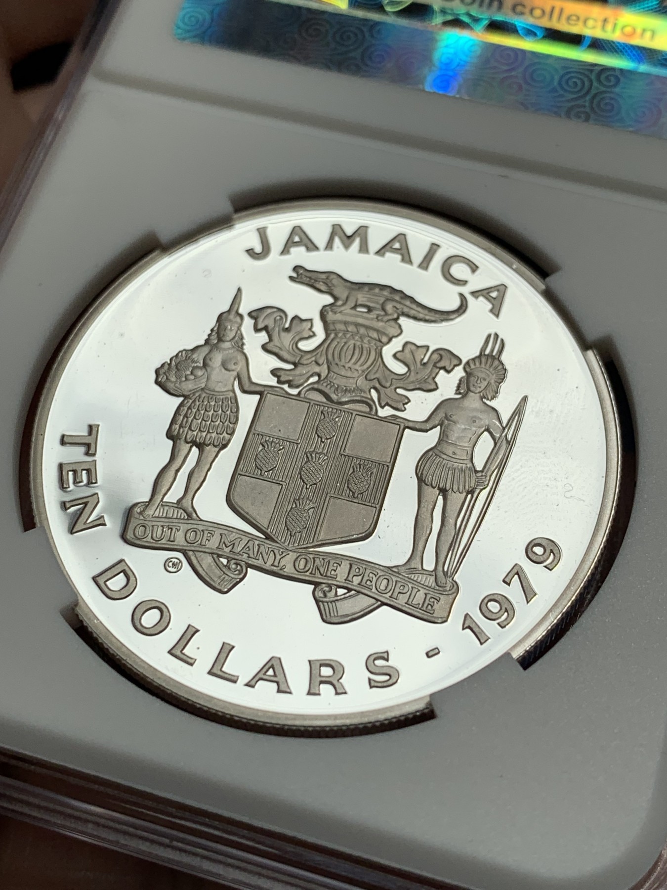 《竞宝斋》第209场-周日，周一 2场 (全场包邮) 1979年牙买加国际儿童年10元精制银币，直径39mm，重22.45g，925银。发行量20000枚。UNC原光镜面状态精制币，状态极佳。