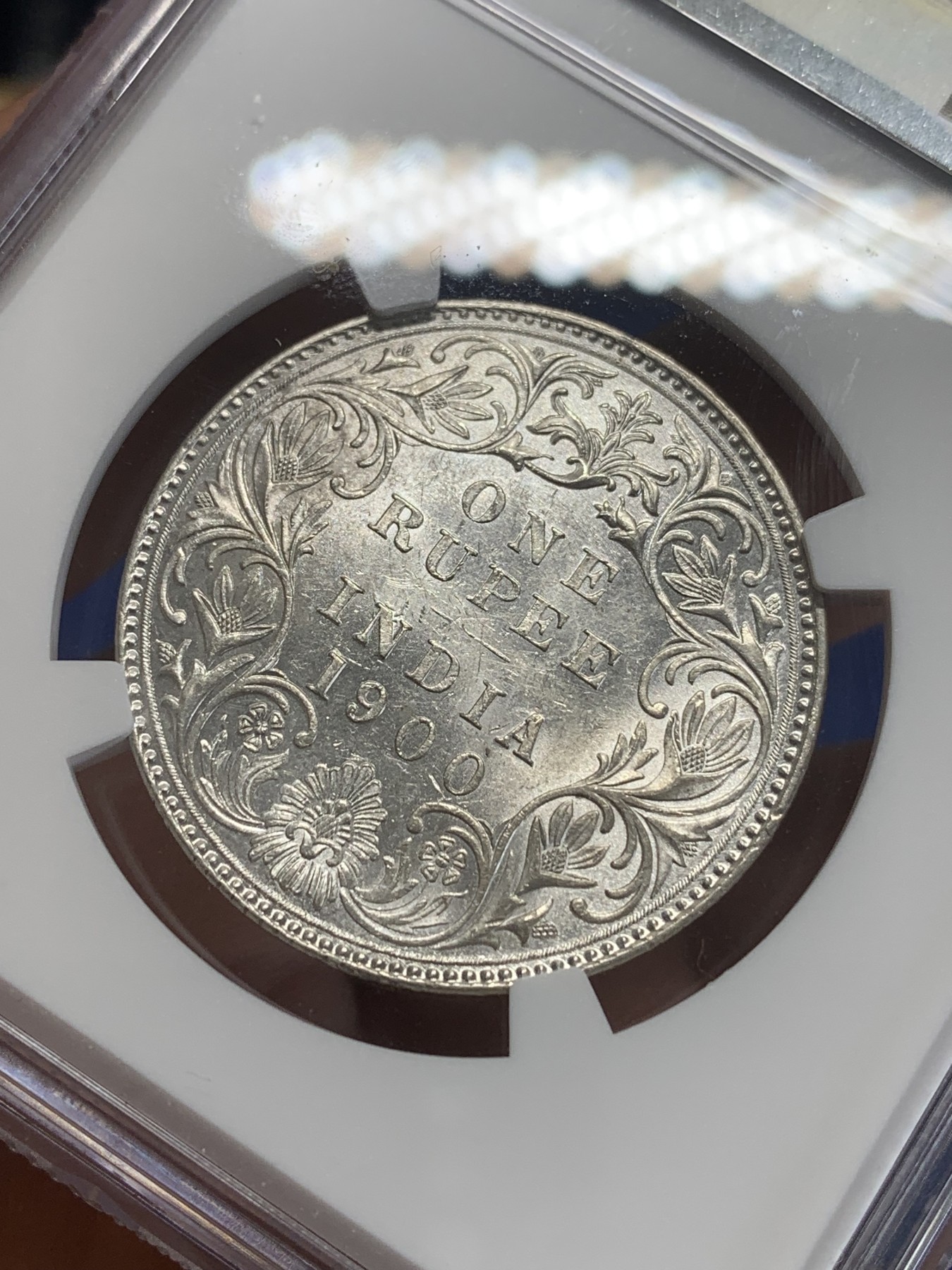 《竞宝斋》第209场-周日，周一 2场 (全场包邮) NGC UNC 印度1900年维多利亚1卢比银币