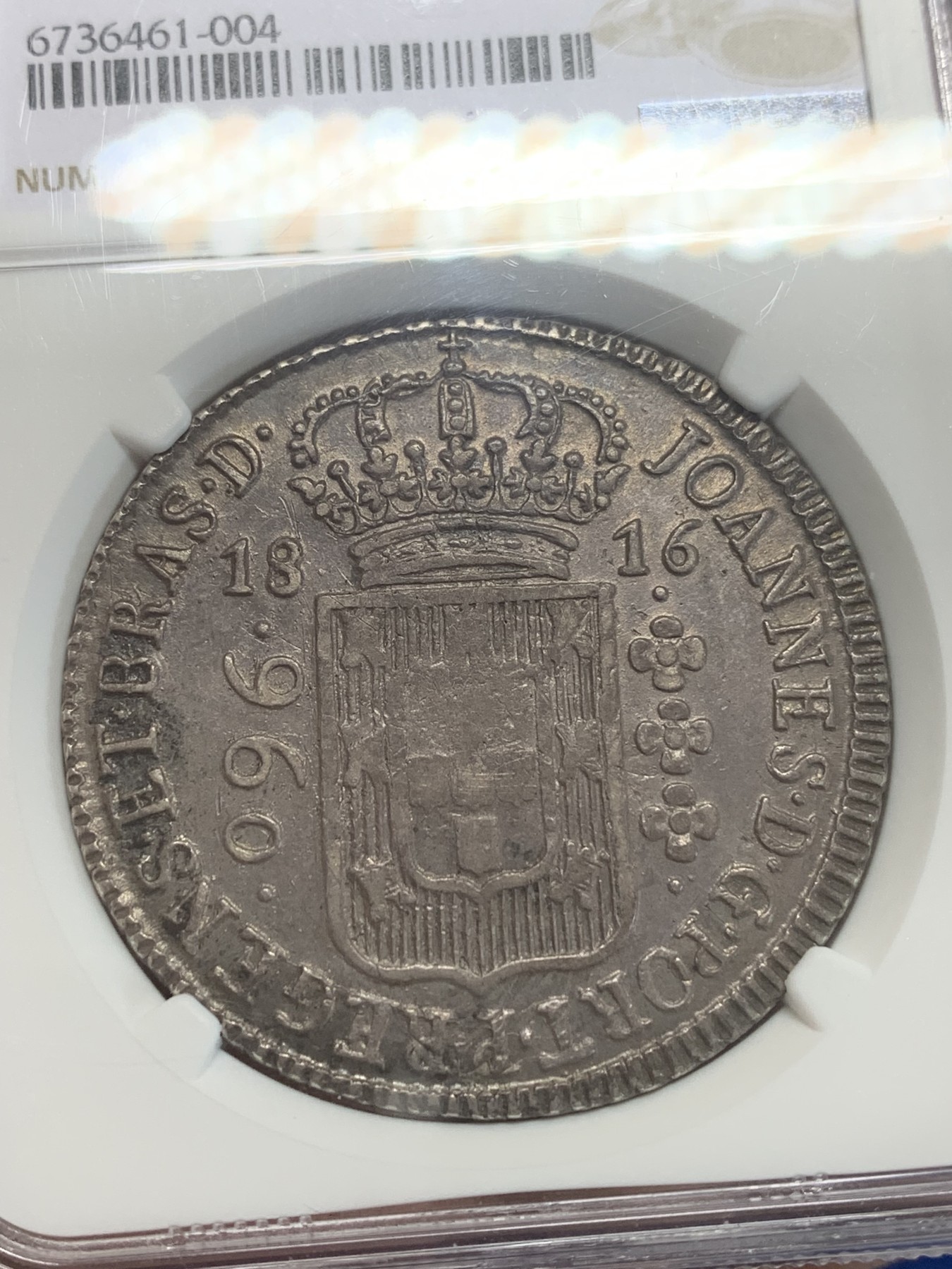 《竞宝斋》第209场-周日，周一 2场 (全场包邮) NGC-AU53 葡属巴西地球1816年 960瑞斯银币 R厂 双面酱紫色包浆 压力充足 细节一流 加盖在老双柱8R之上 痕迹清晰可见 状态非常舒服的一枚