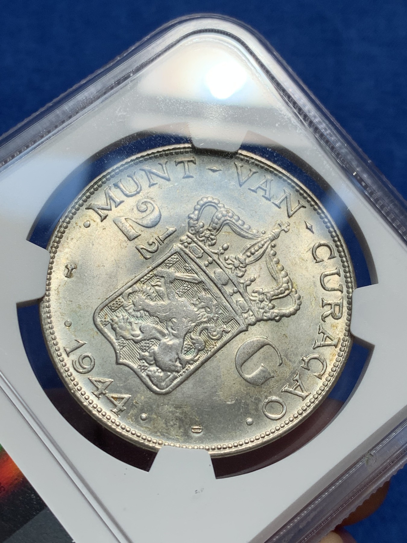 《竞宝斋》第209场-周日，周一 2场 (全场包邮) NGC MS62 荷属库拉索1944D 2.5盾银币 同分好品相