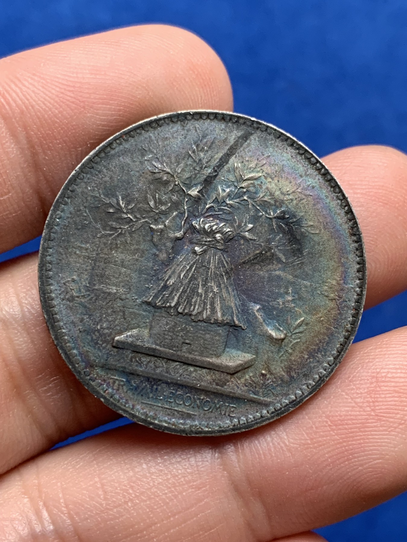 《竞宝斋》第209场-周日，周一 2场 (全场包邮) 1894年法国巴黎储蓄银行银质八角代币Jeton 超级无敌老黑包浆 正面有彩虹效果 丰饶角2号银标 31.6mm 16克