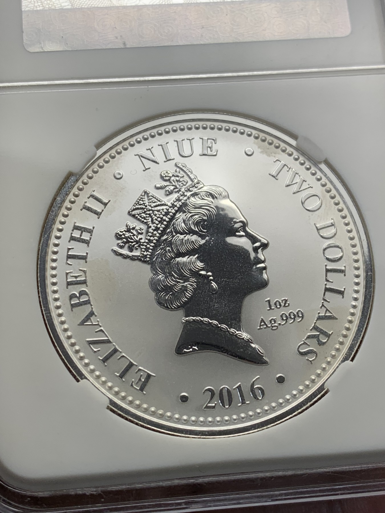 《竞宝斋》第209场-周日，周一 2场 (全场包邮) 2016年纽埃大闯天宫美猴王之金猴献瑞2元精制银币，直径40mm ，重量31.1g ，999银。