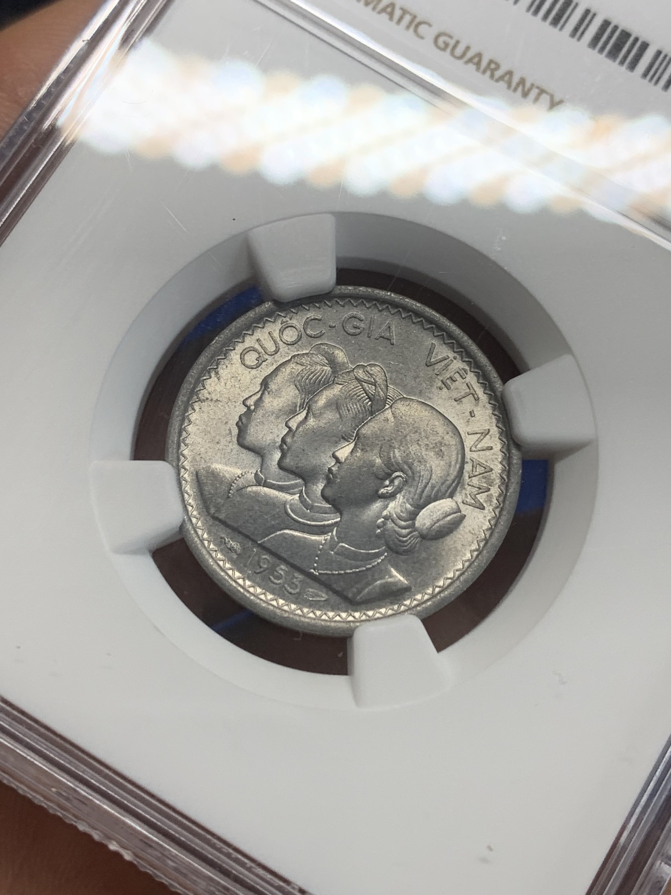 《竞宝斋》第209场-周日，周一 2场 (全场包邮) NGC-MS64 越南 1953年 三姐妹10苏铝币