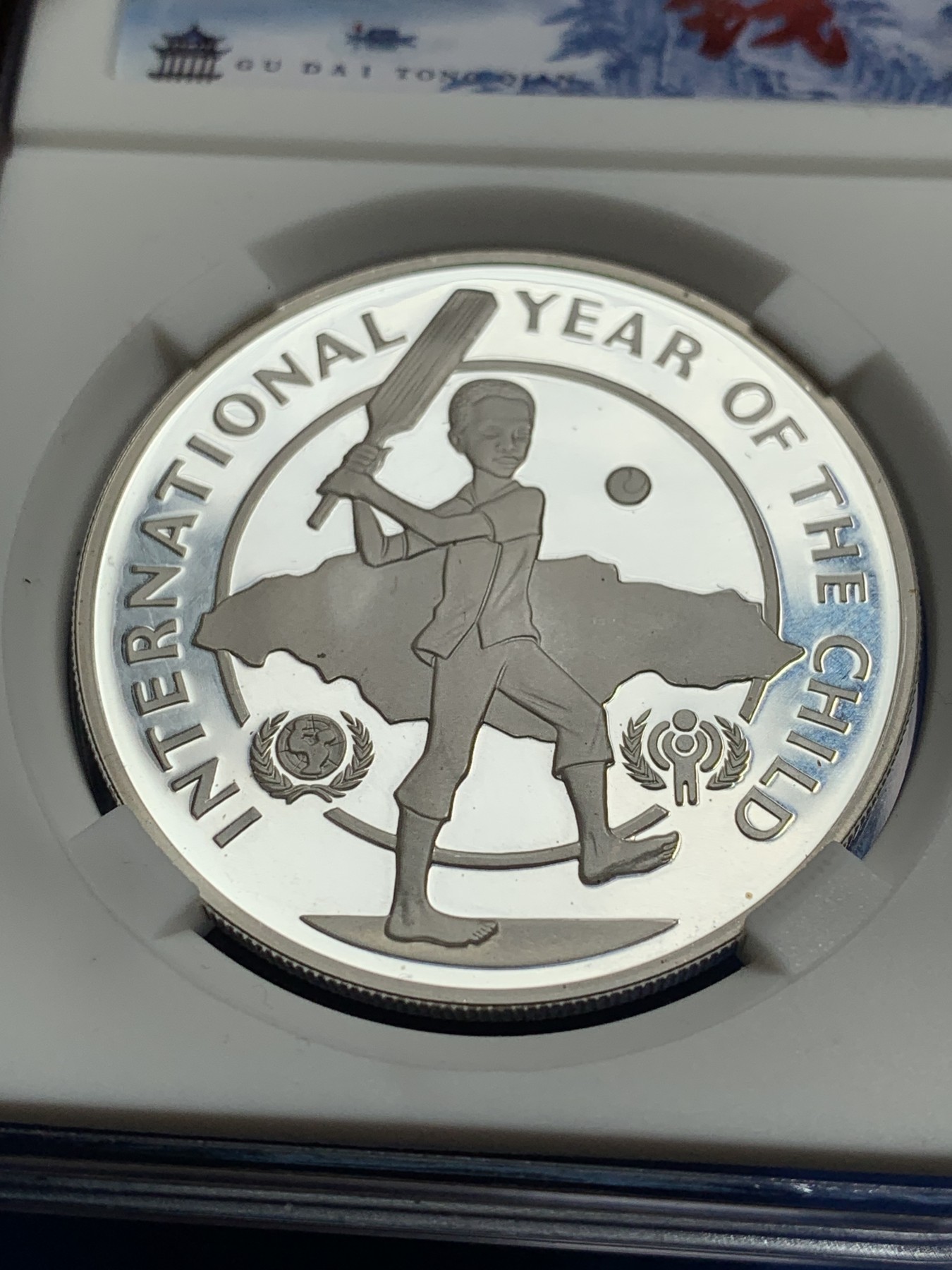 《竞宝斋》第209场-周日，周一 2场 (全场包邮) 1979年牙买加国际儿童年10元精制银币，直径39mm，重22.45g，925银。发行量20000枚。UNC原光镜面状态精制币，状态极佳。