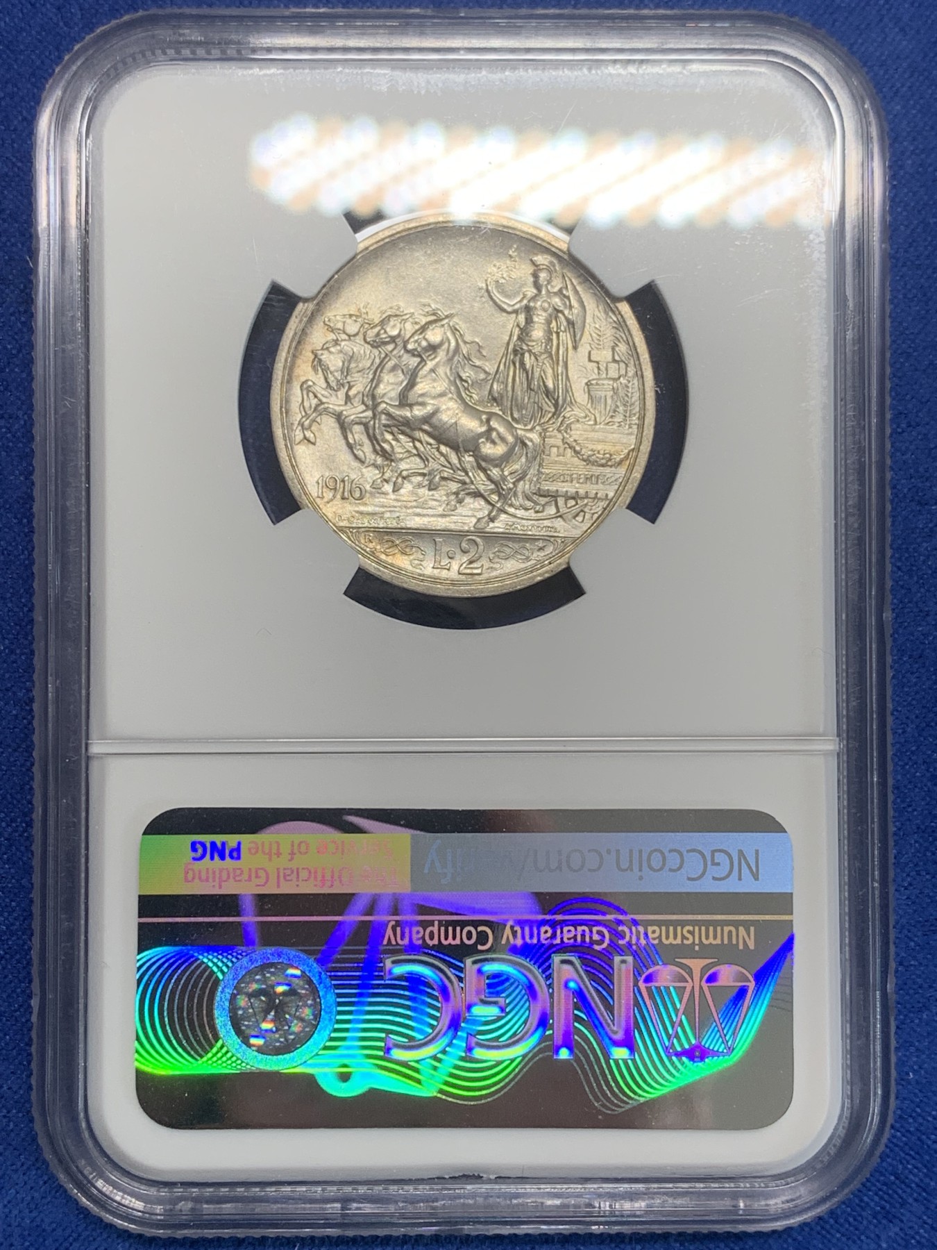 《竞宝斋》第209场-周日，周一 2场 (全场包邮) NGC MS63，意大利1916年，2里拉马车银币，细节很好，女神胸甲、盾纹和配剑完美