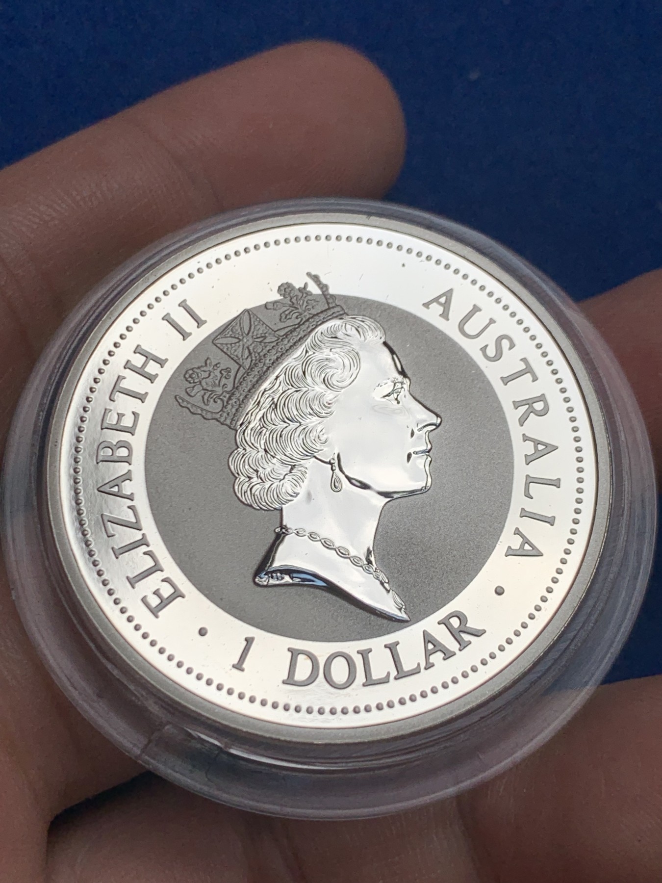 《竞宝斋》第209场-周日，周一 2场 (全场包邮) 澳大利亚 1995年 笑翠鸟 熊猫镶嵌银币 含纯银1盎司999银，金猫重0.5克黄金，发行1.5万枚，为北京国际钱币邮票展而发行 原盒带证书