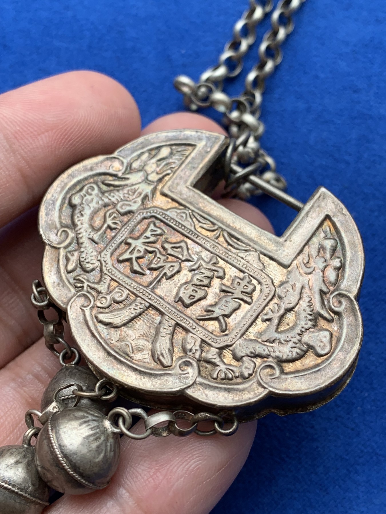 《竞宝斋》第209场-周日，周一 2场 (全场包邮) 中国传统银饰-长命锁 锁高39.3mm 宽51mm，厚8.1mm 包浆漂亮 42.35克