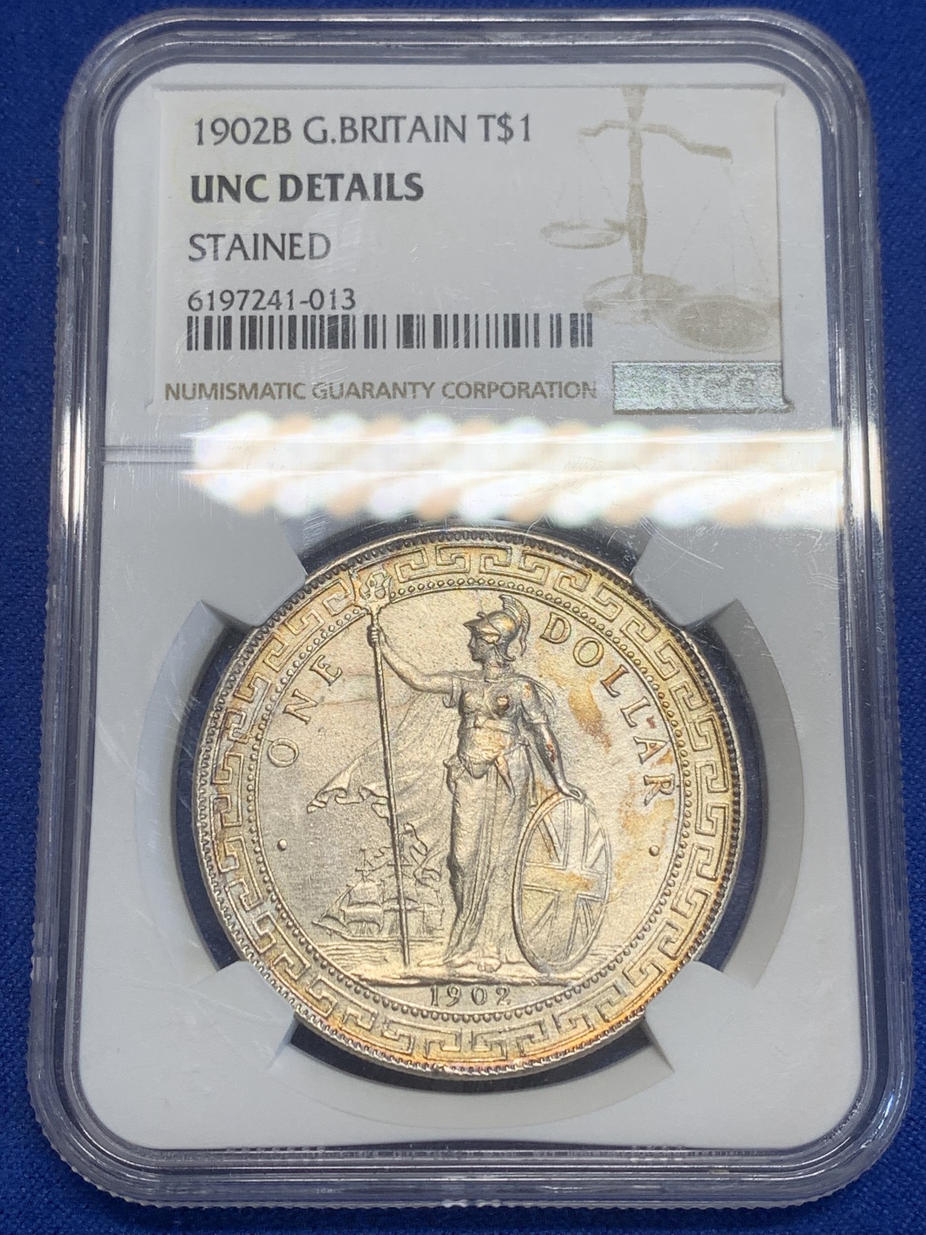 《竞宝斋》第209场-周日，周一 2场 (全场包邮) NGC-UNC  英国1902B版 站洋1元大银币 淡彩包浆 挺漂亮