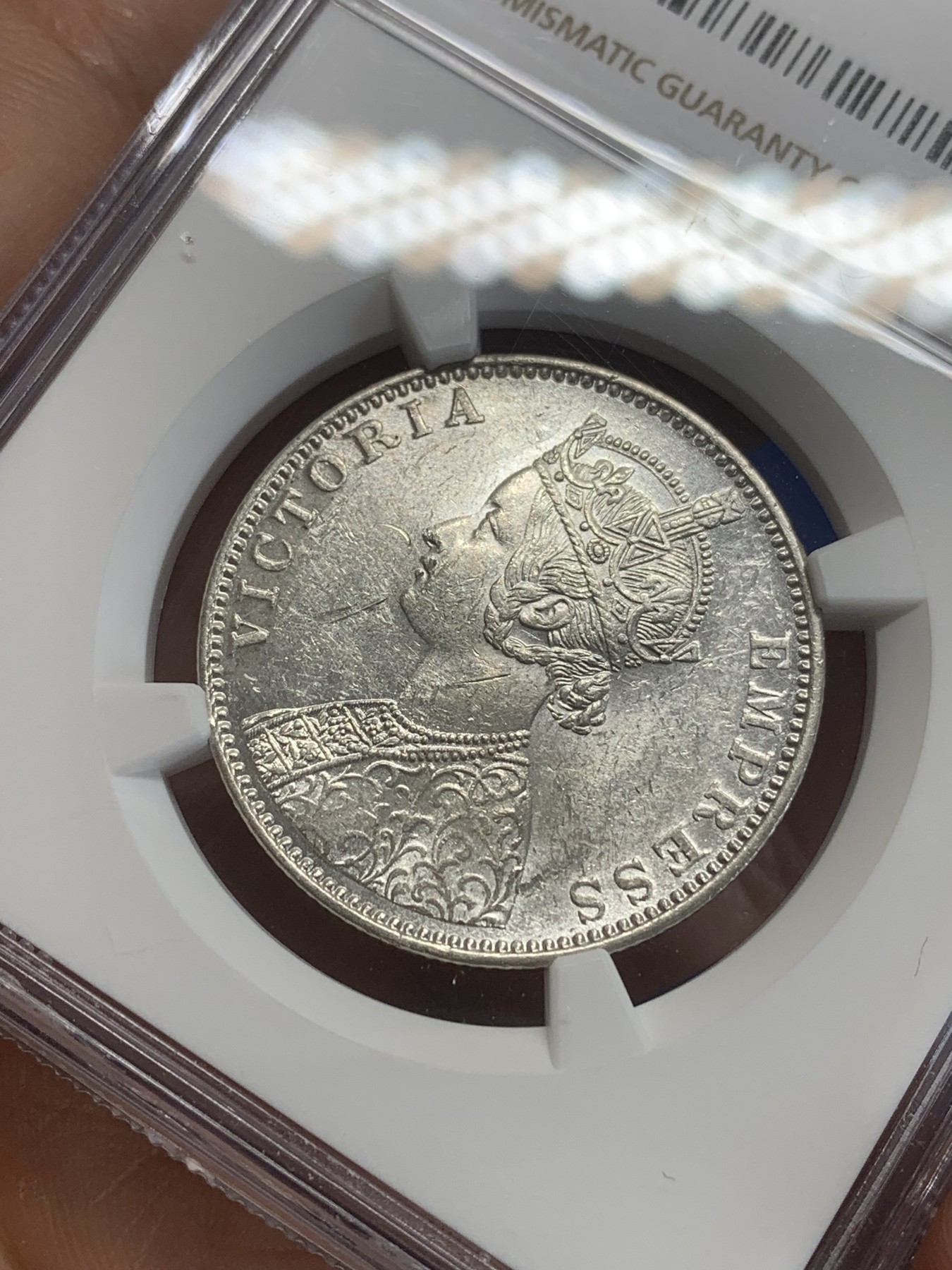 《竞宝斋》第209场-周日，周一 2场 (全场包邮) NGC UNC 印度1900年维多利亚1卢比银币