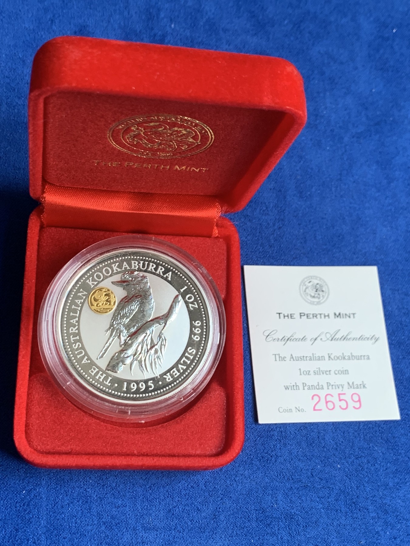 《竞宝斋》第209场-周日，周一 2场 (全场包邮) 澳大利亚 1995年 笑翠鸟 熊猫镶嵌银币 含纯银1盎司999银，金猫重0.5克黄金，发行1.5万枚，为北京国际钱币邮票展而发行 原盒带证书