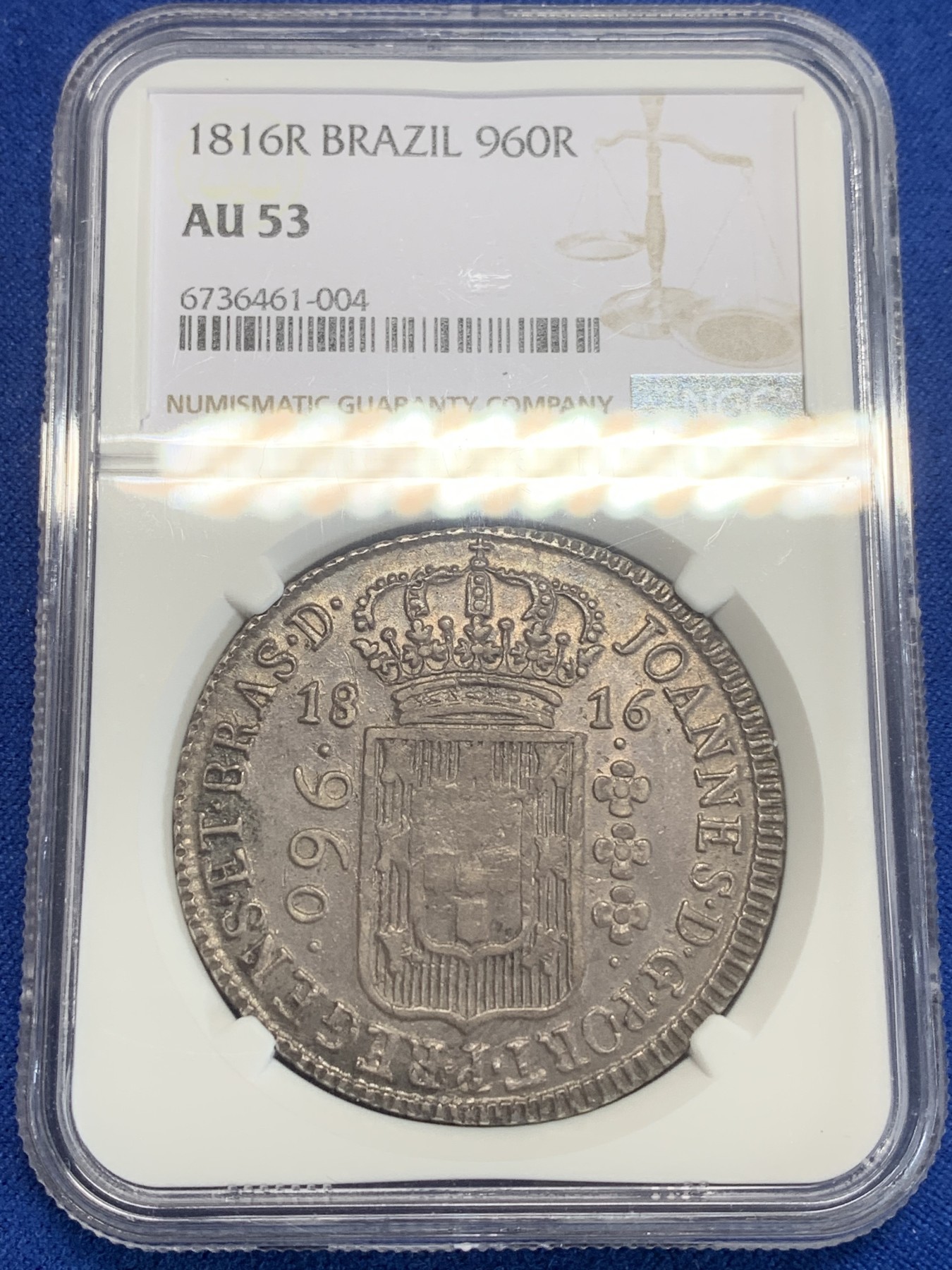 《竞宝斋》第209场-周日，周一 2场 (全场包邮) NGC-AU53 葡属巴西地球1816年 960瑞斯银币 R厂 双面酱紫色包浆 压力充足 细节一流 加盖在老双柱8R之上 痕迹清晰可见 状态非常舒服的一枚