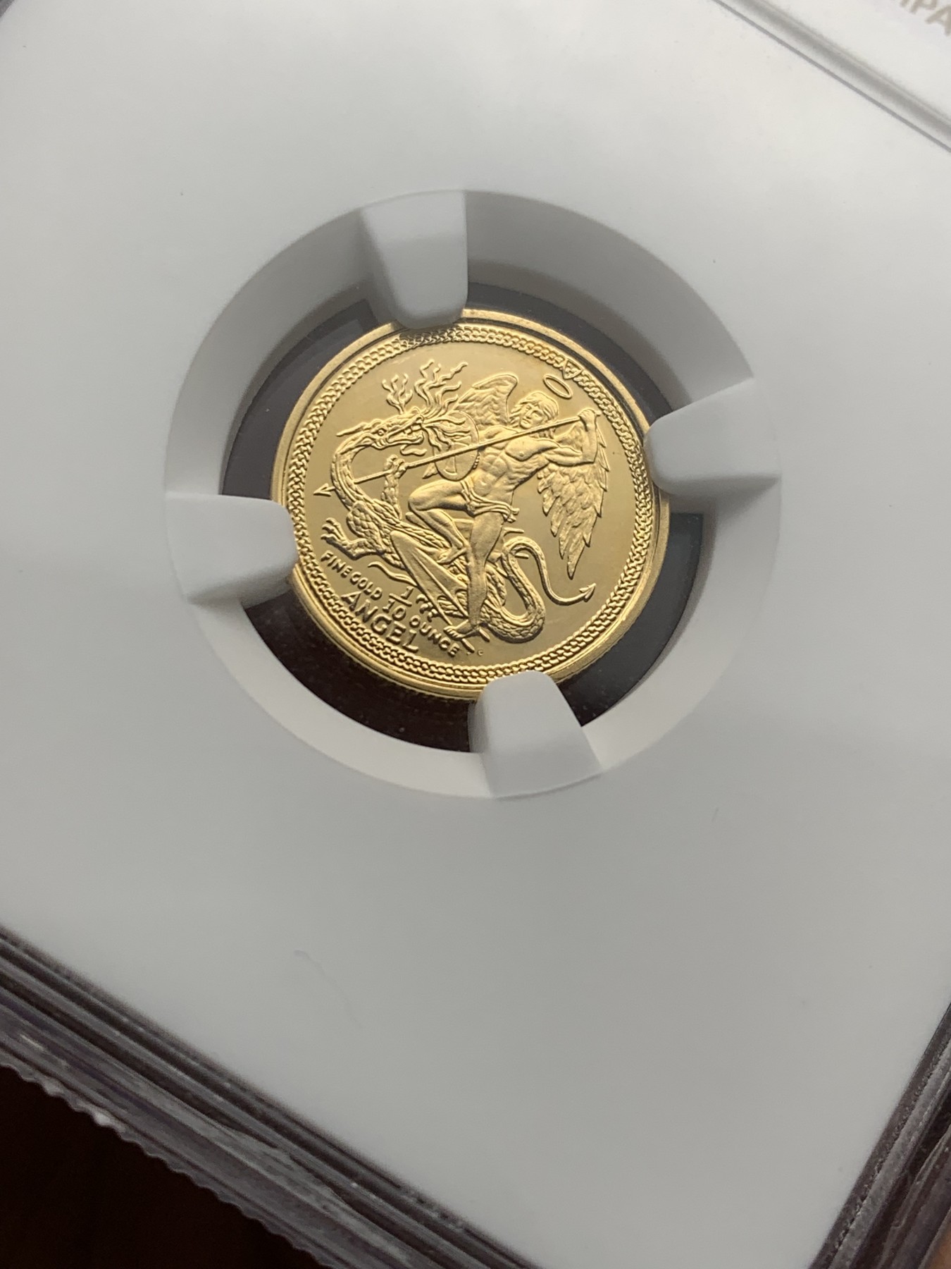 《竞宝斋》第209场-周日，周一 2场 (全场包邮) NGC PF66低评，英属马恩岛1984年首年版天使屠龙1/10安金币，重3.39克，含金量917，该硬币1oz版获得克劳斯最佳金币奖。