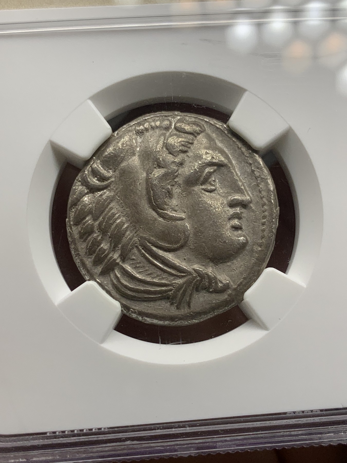 《竞宝斋》第209场-周日，周一 2场 (全场包邮) NGC-CHXF 古希腊亚历山大大帝 在世版 4德拉克马大银币   黑漆古包浆，状态极佳，艺术性好，安菲波利斯造币厂的在世版