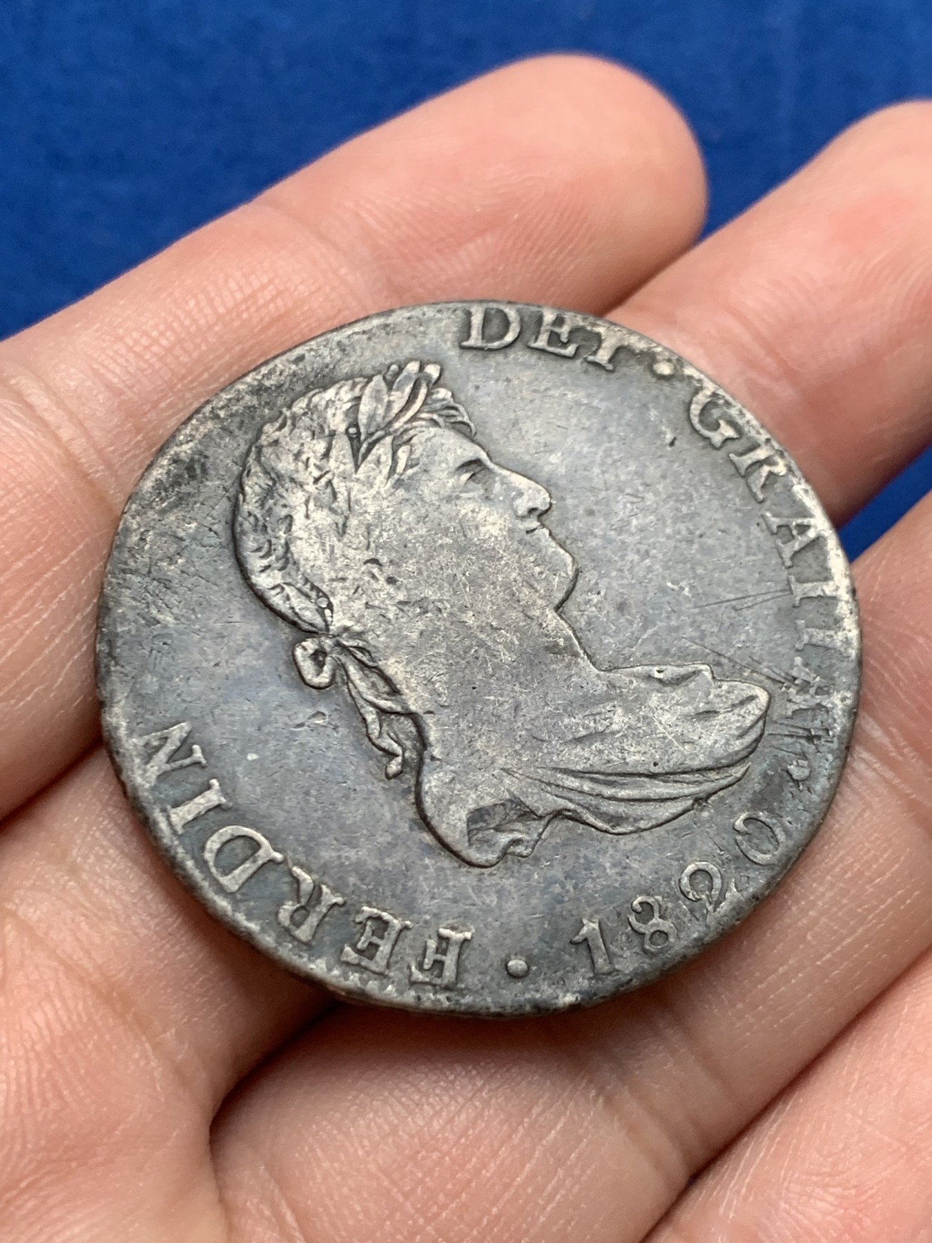 《竞宝斋》第209场-周日，周一 2场 (全场包邮) 1820年墨西哥费七双柱银币，原味黑包浆，味道非常不错。