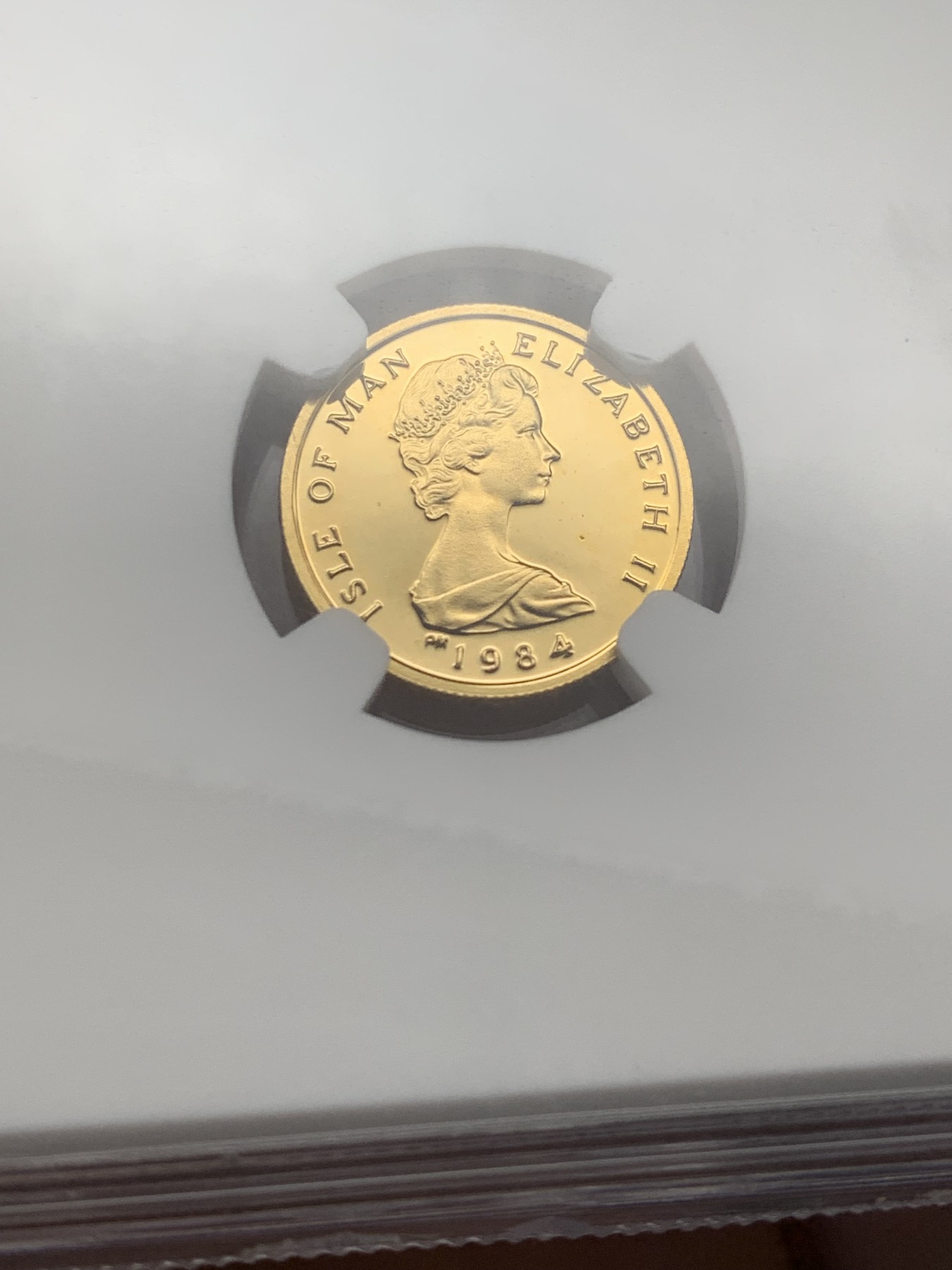 《竞宝斋》第209场-周日，周一 2场 (全场包邮) NGC PF66低评，英属马恩岛1984年首年版天使屠龙1/10安金币，重3.39克，含金量917，该硬币1oz版获得克劳斯最佳金币奖。