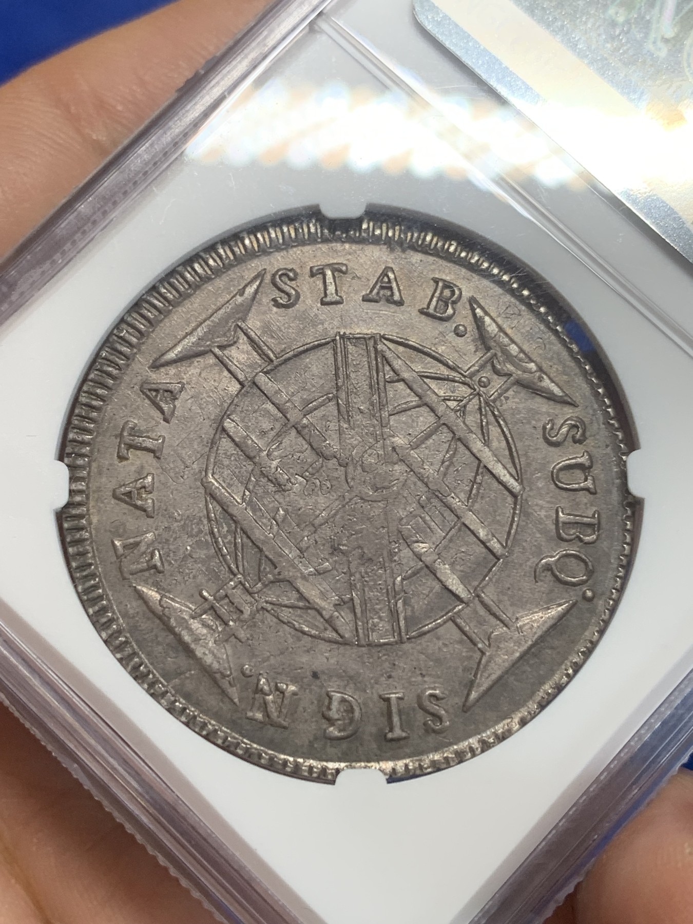 《竞宝斋》第209场-周日，周一 2场 (全场包邮) NGC-AU53 葡属巴西地球1816年 960瑞斯银币 R厂 双面酱紫色包浆 压力充足 细节一流 加盖在老双柱8R之上 痕迹清晰可见 状态非常舒服的一枚