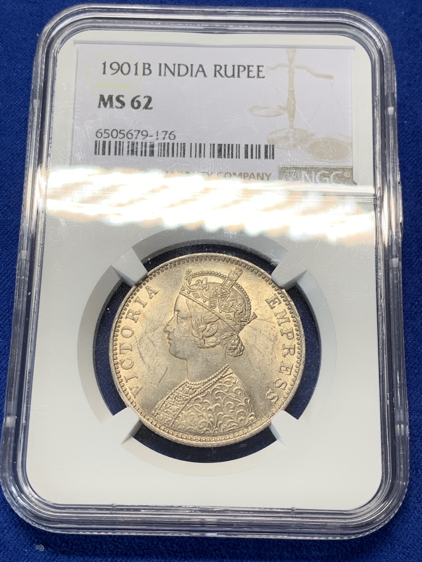 《竞宝斋》第209场-周日，周一 2场 (全场包邮) NGC-MS62 英属印度 1901年孟买厂 维多利亚女王 1卢比 银币 黄油彩包浆 实物很漂亮