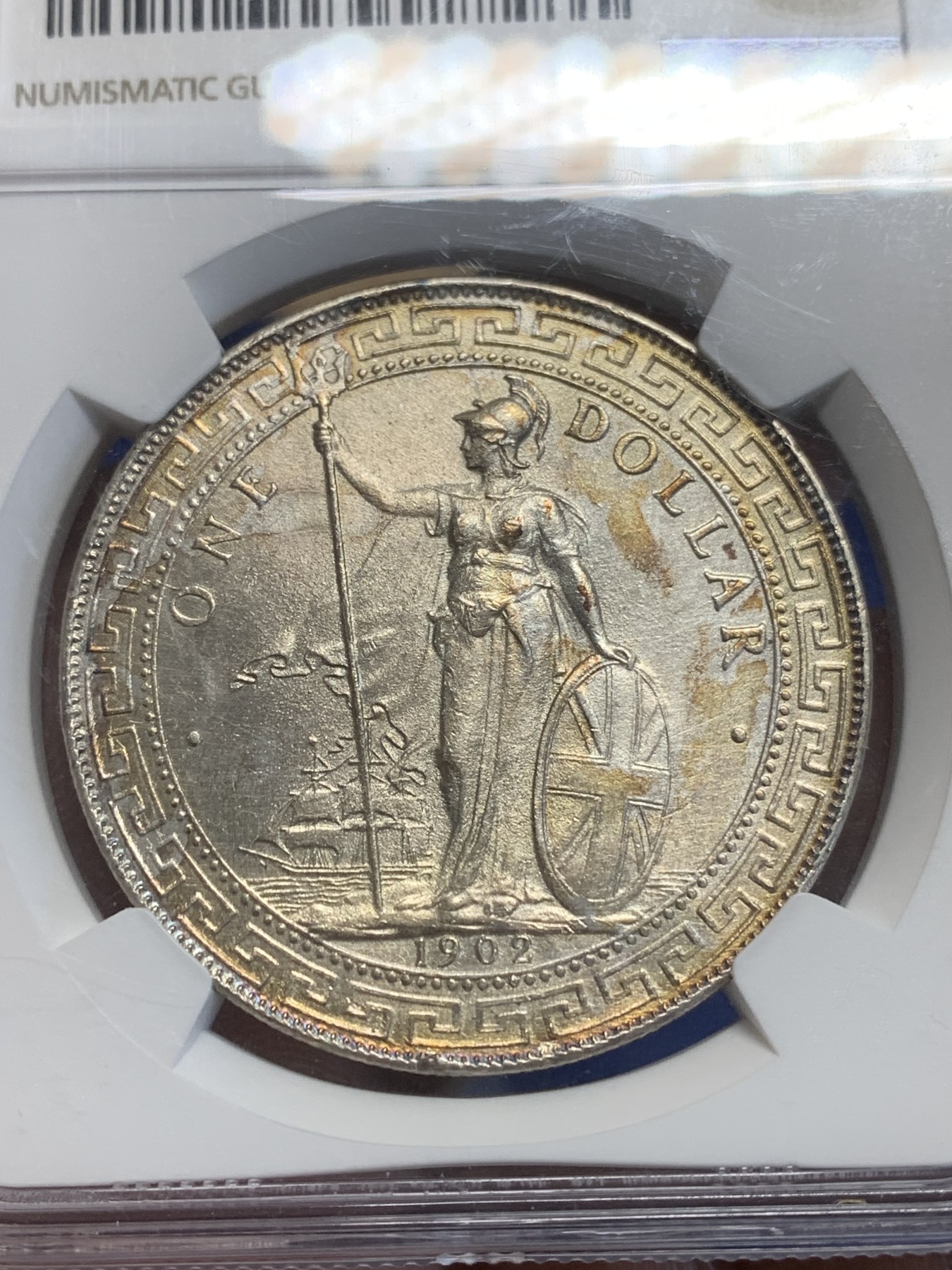 《竞宝斋》第209场-周日，周一 2场 (全场包邮) NGC-UNC  英国1902B版 站洋1元大银币 淡彩包浆 挺漂亮