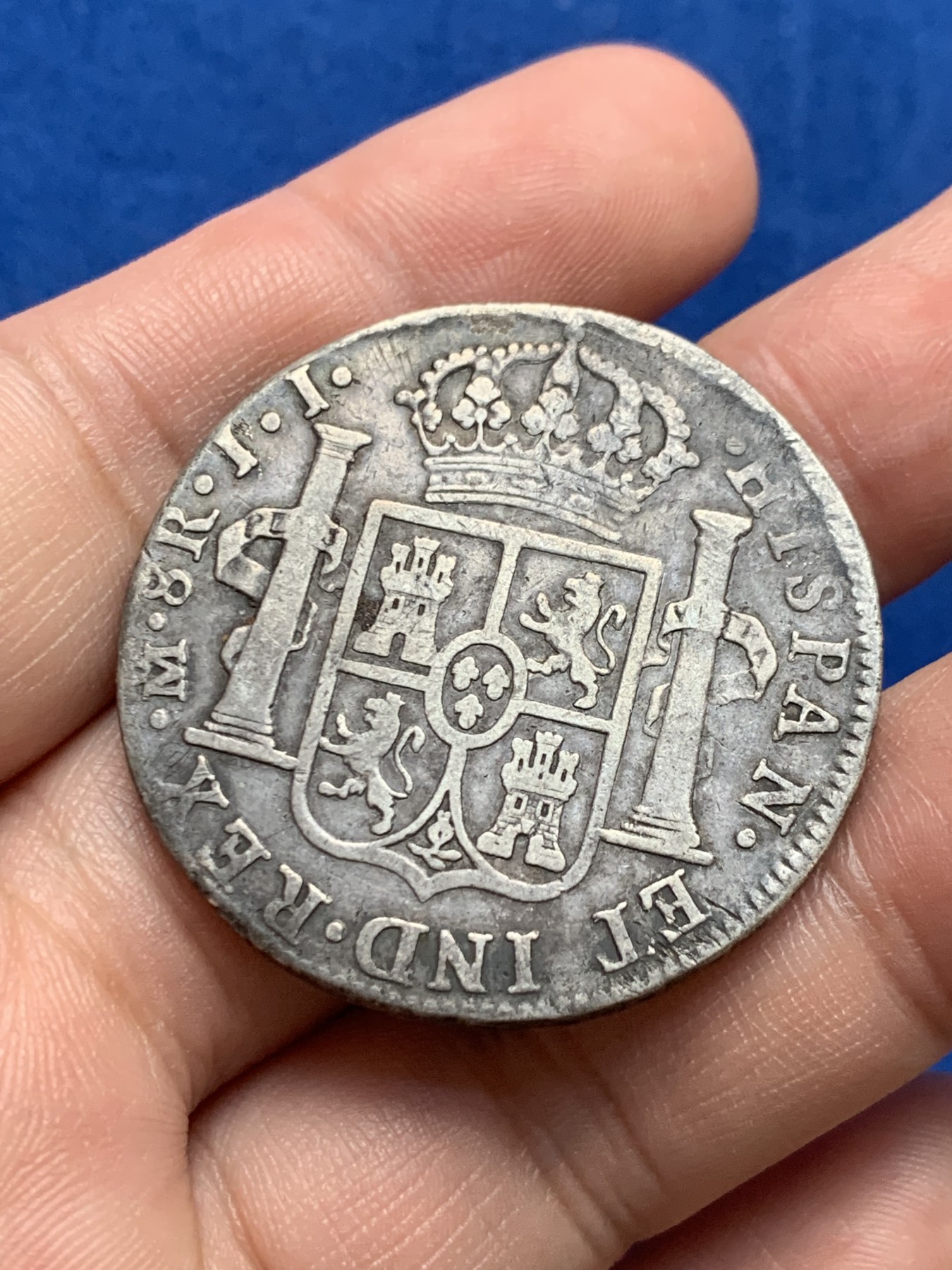 《竞宝斋》第209场-周日，周一 2场 (全场包邮) 1820年墨西哥费七双柱银币，原味黑包浆，味道非常不错。