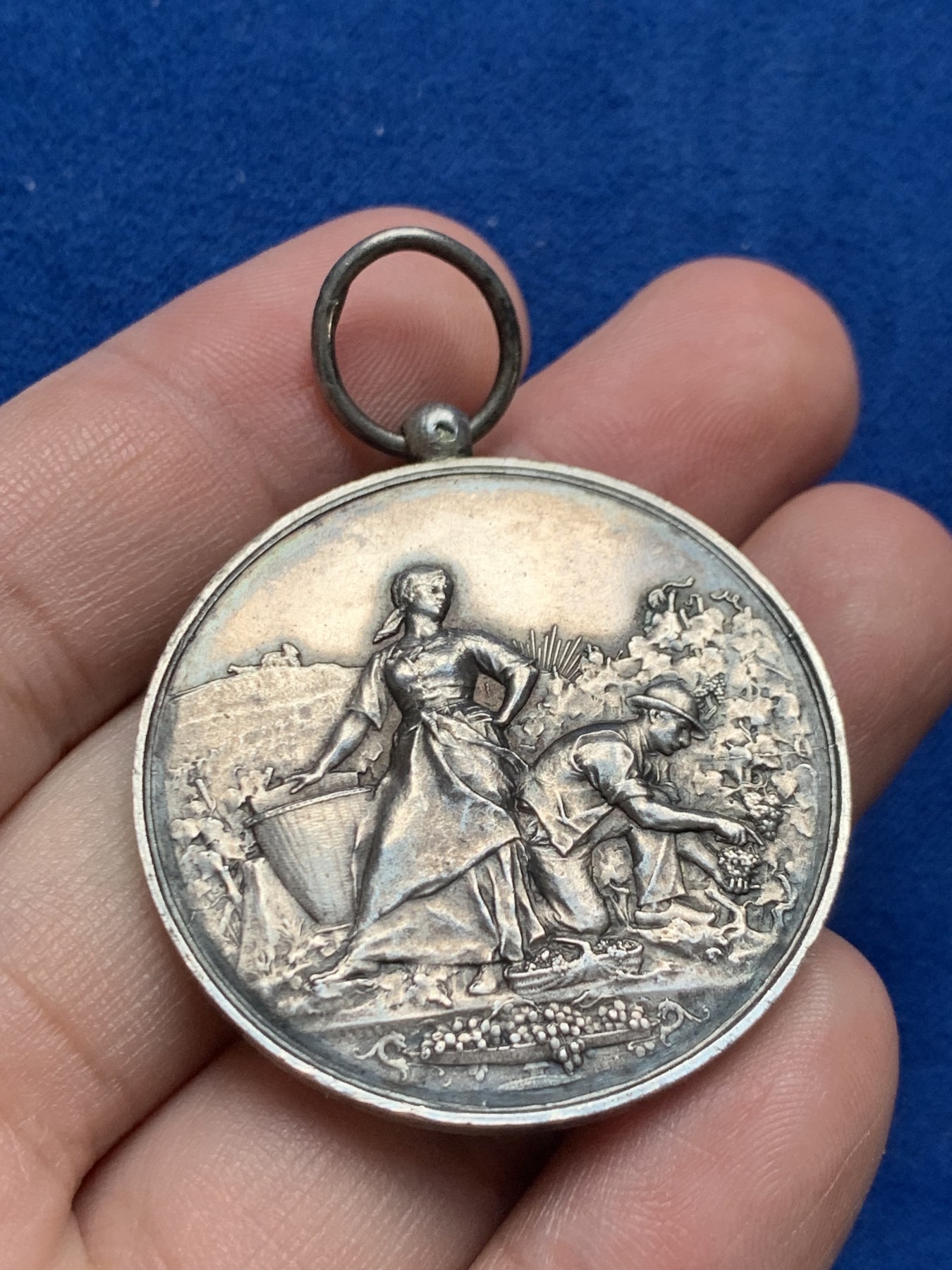 《竞宝斋》第209场-周日，周一 2场 (全场包邮) 法国安省葡萄种植协会银质奖章 38.7mm 24.7克