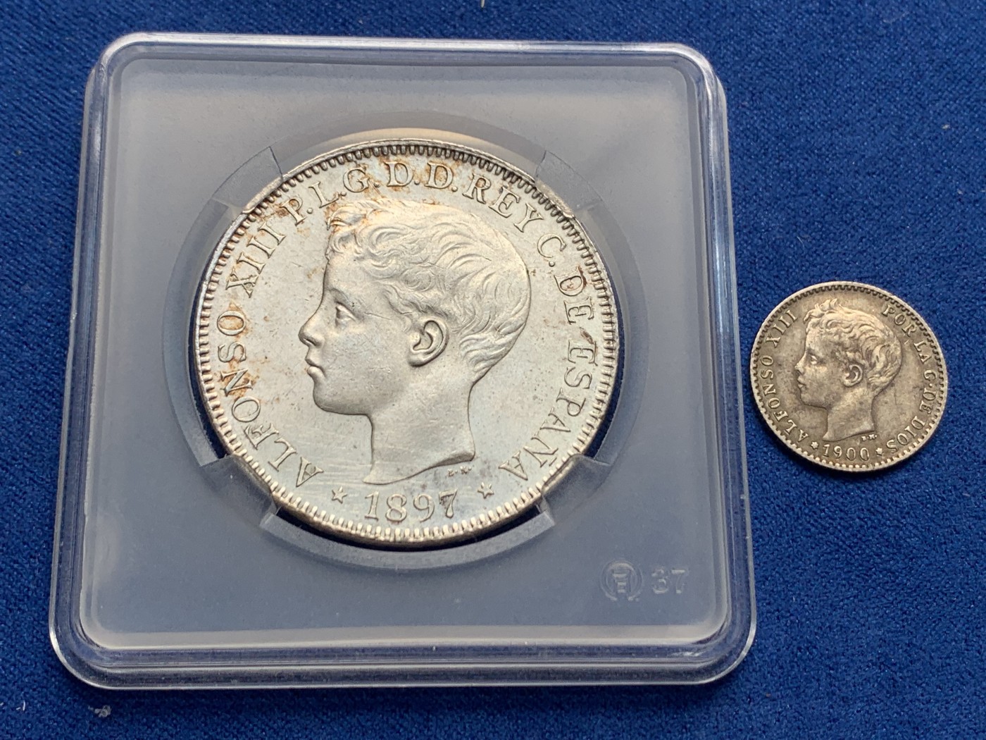 《竞宝斋》第209场-周日，周一 2场 (全场包邮) 两枚一组 阿方索十三世1897年西属菲律宾1比索银币，转光品相铸痕全在，复打，少见的边齿铸歪。1900年西班牙50分小银币。细节见图