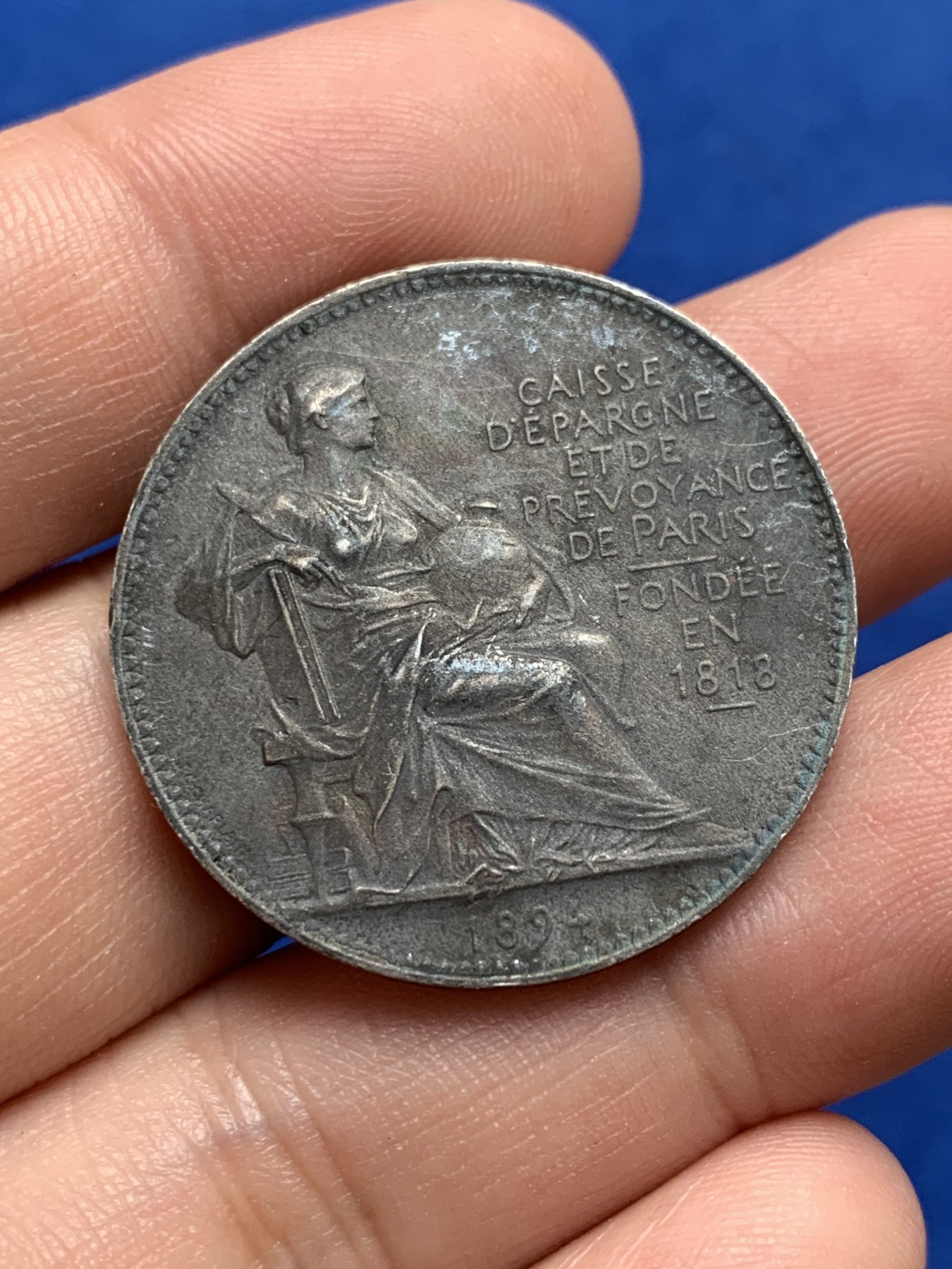 《竞宝斋》第209场-周日，周一 2场 (全场包邮) 1894年法国巴黎储蓄银行银质八角代币Jeton 超级无敌老黑包浆 正面有彩虹效果 丰饶角2号银标 31.6mm 16克