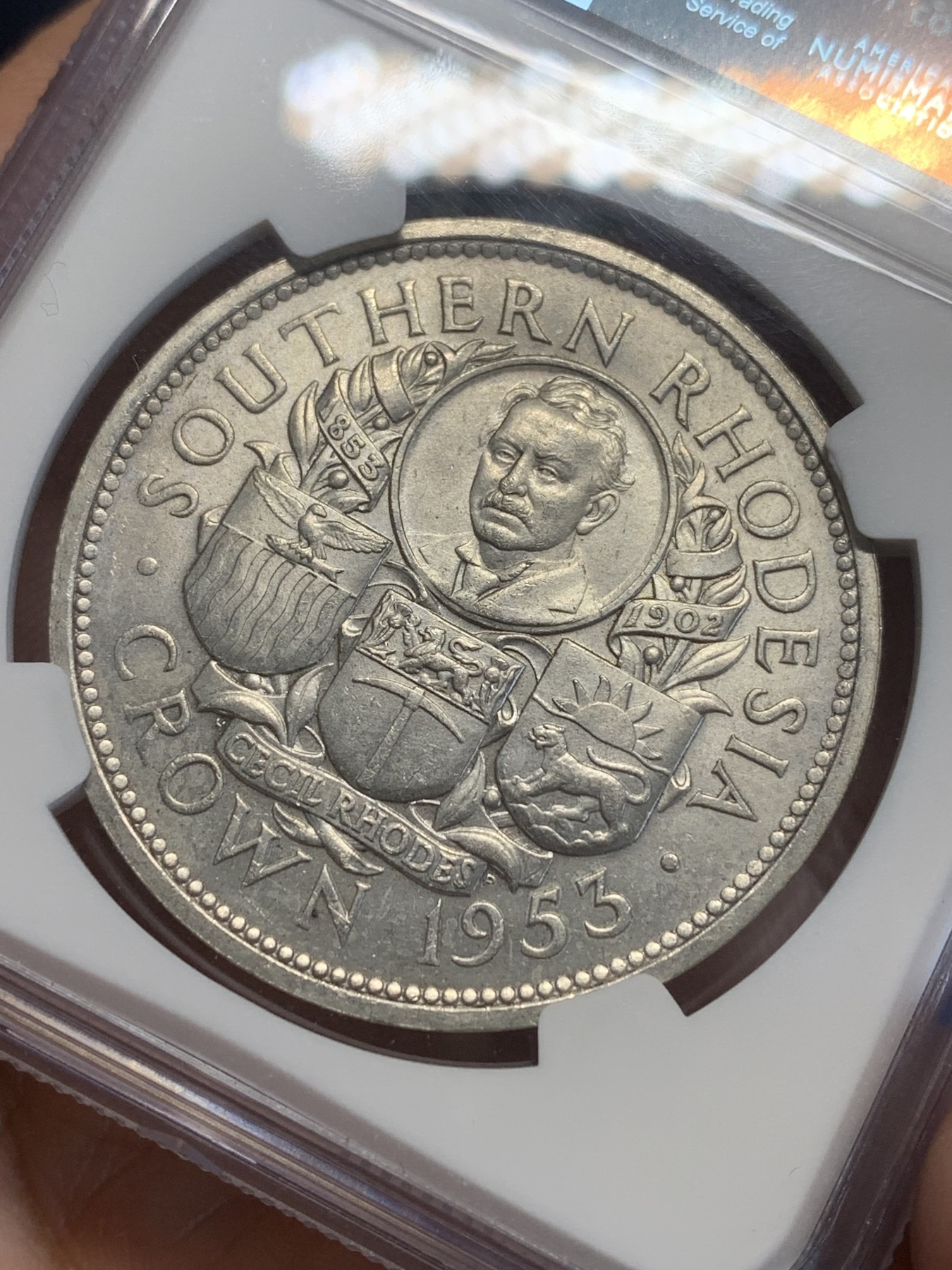 《竞宝斋》第209场-周日，周一 2场 (全场包邮) NGC MS64 南罗德西亚（津巴布韦）1953年纪念罗德斯诞辰一百周年一克朗大银币 全新转光