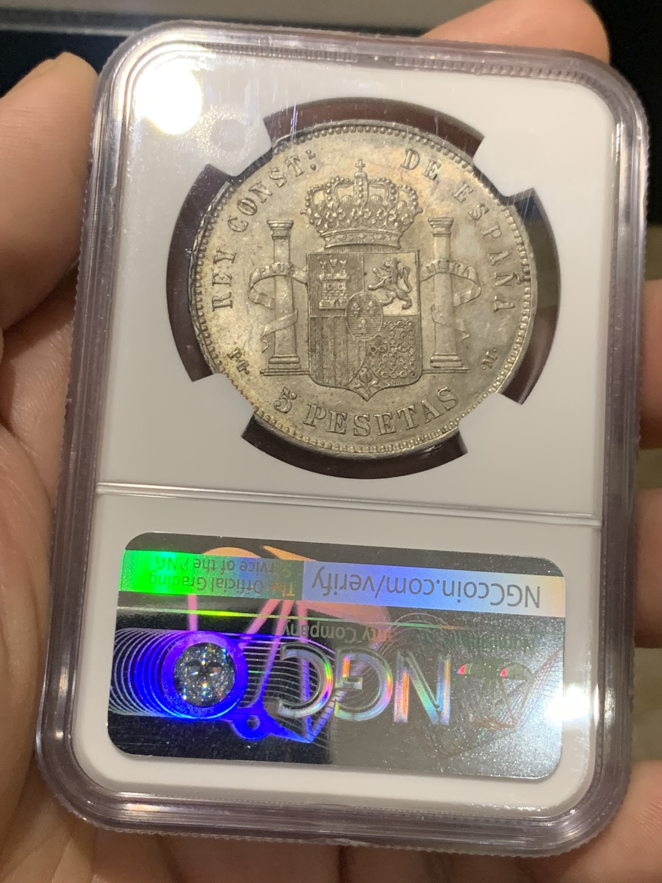 《竞宝斋》第209场-周日，周一 2场 (全场包邮) NGC MS62 小彩1891年西班牙婴儿头5比塞塔双柱大银币 ngc和pcgs都是亚军分，上ms级别的极少了 也难得 要比其他两头像少很多。