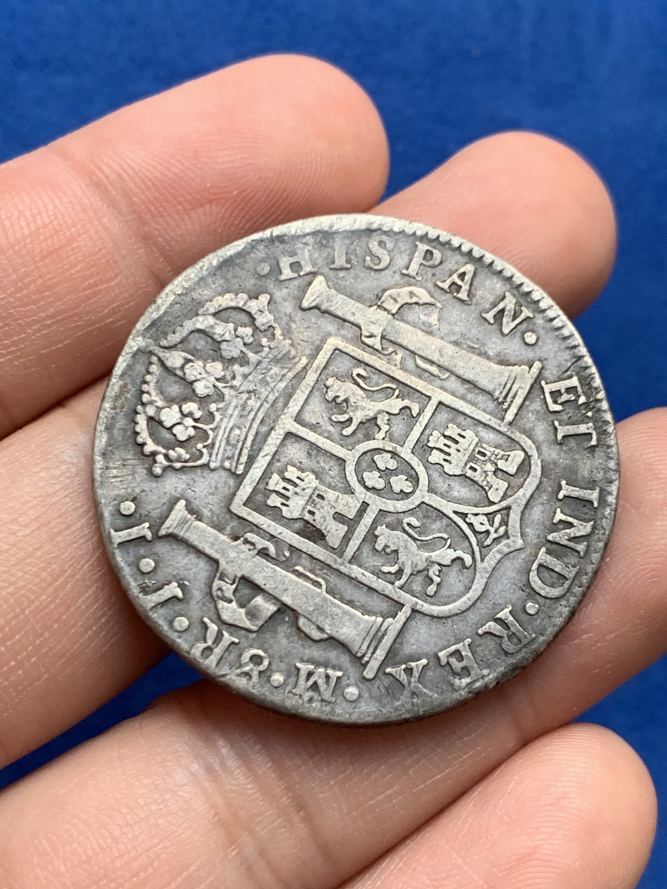 《竞宝斋》第209场-周日，周一 2场 (全场包邮) 1820年墨西哥费七双柱银币，原味黑包浆，味道非常不错。