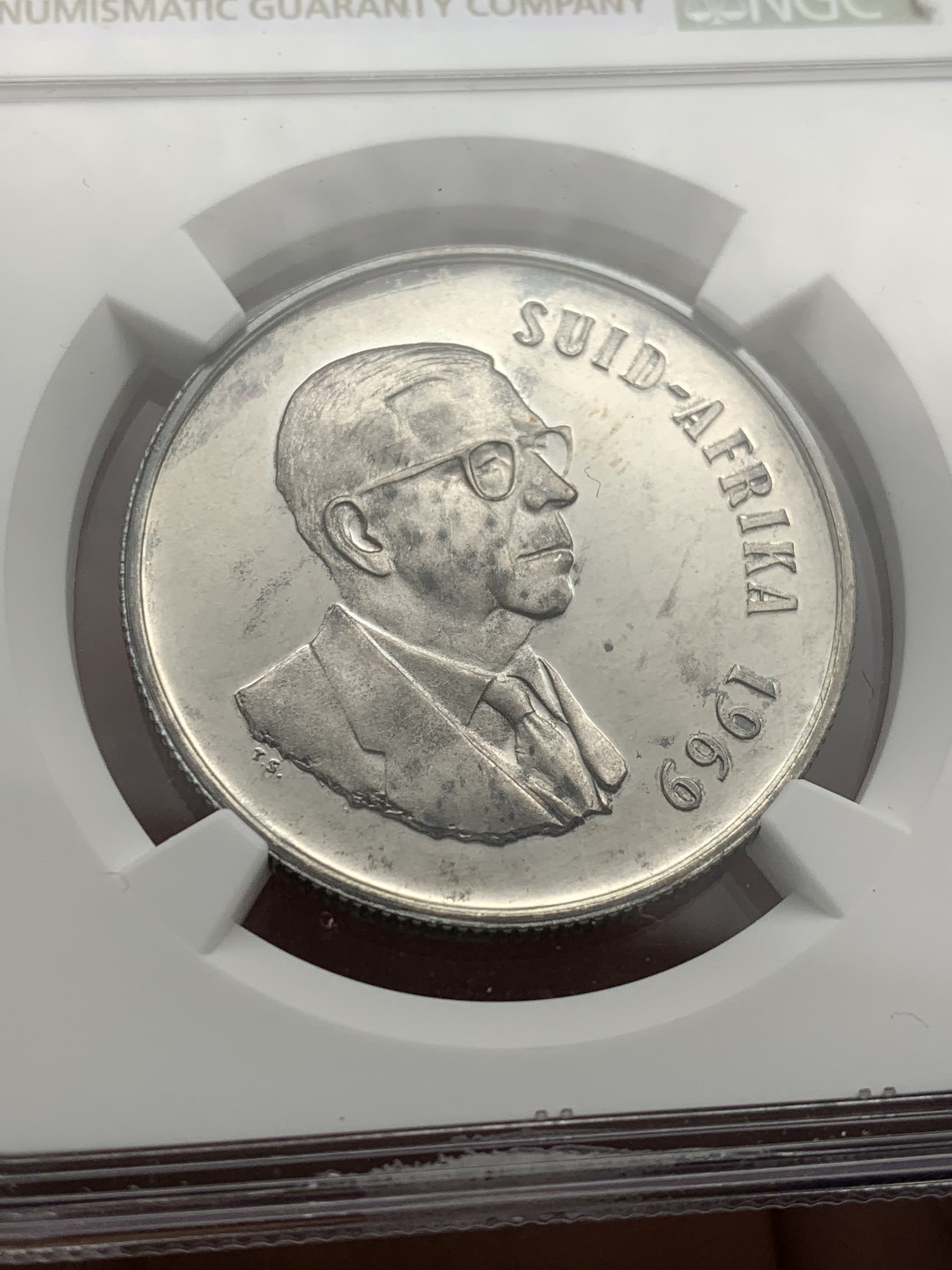 《竞宝斋》第209场-周日，周一 2场 (全场包邮) NGC PF66CA 南非1969年1兰特流通银币