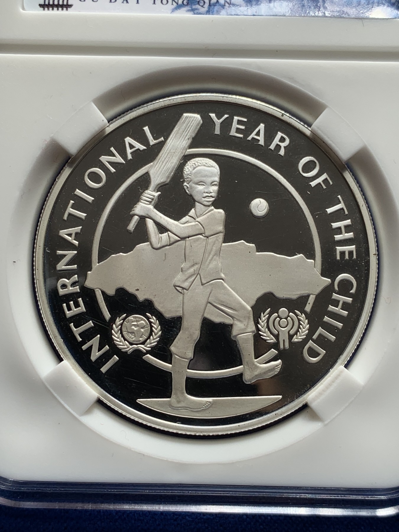 《竞宝斋》第209场-周日，周一 2场 (全场包邮) 1979年牙买加国际儿童年10元精制银币，直径39mm，重22.45g，925银。发行量20000枚。UNC原光镜面状态精制币，状态极佳。