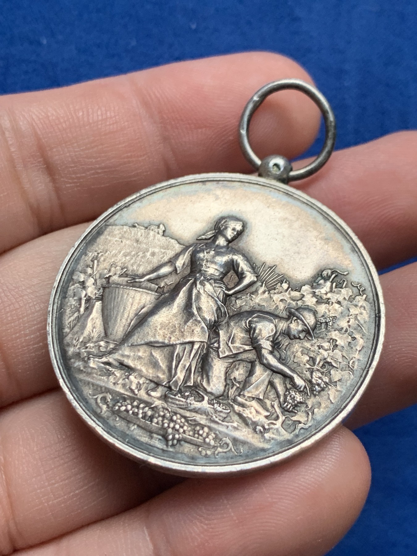 《竞宝斋》第209场-周日，周一 2场 (全场包邮) 法国安省葡萄种植协会银质奖章 38.7mm 24.7克