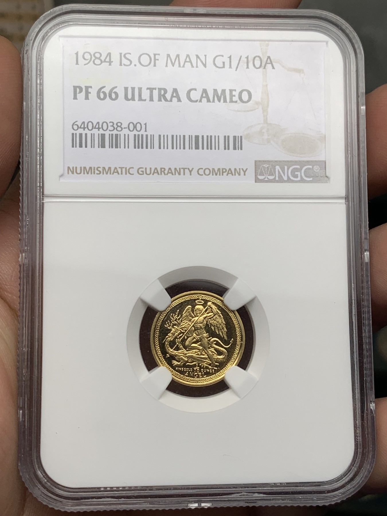 《竞宝斋》第209场-周日，周一 2场 (全场包邮) NGC PF66低评，英属马恩岛1984年首年版天使屠龙1/10安金币，重3.39克，含金量917，该硬币1oz版获得克劳斯最佳金币奖。