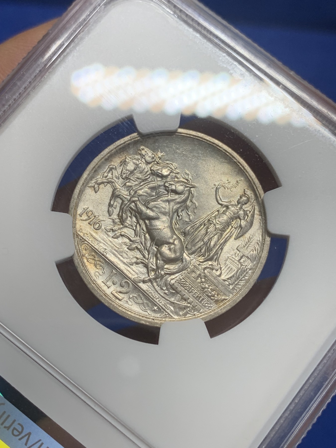 《竞宝斋》第209场-周日，周一 2场 (全场包邮) NGC MS63，意大利1916年，2里拉马车银币，细节很好，女神胸甲、盾纹和配剑完美