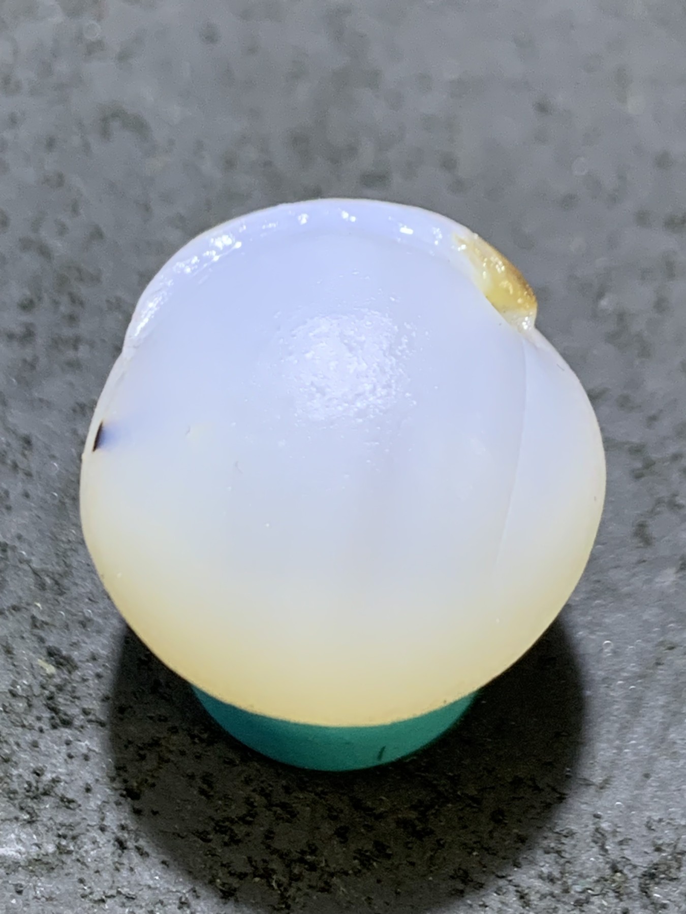 精美高玉化亚光海洋玉髓手工俏色巧雕羽毛圆珠一个