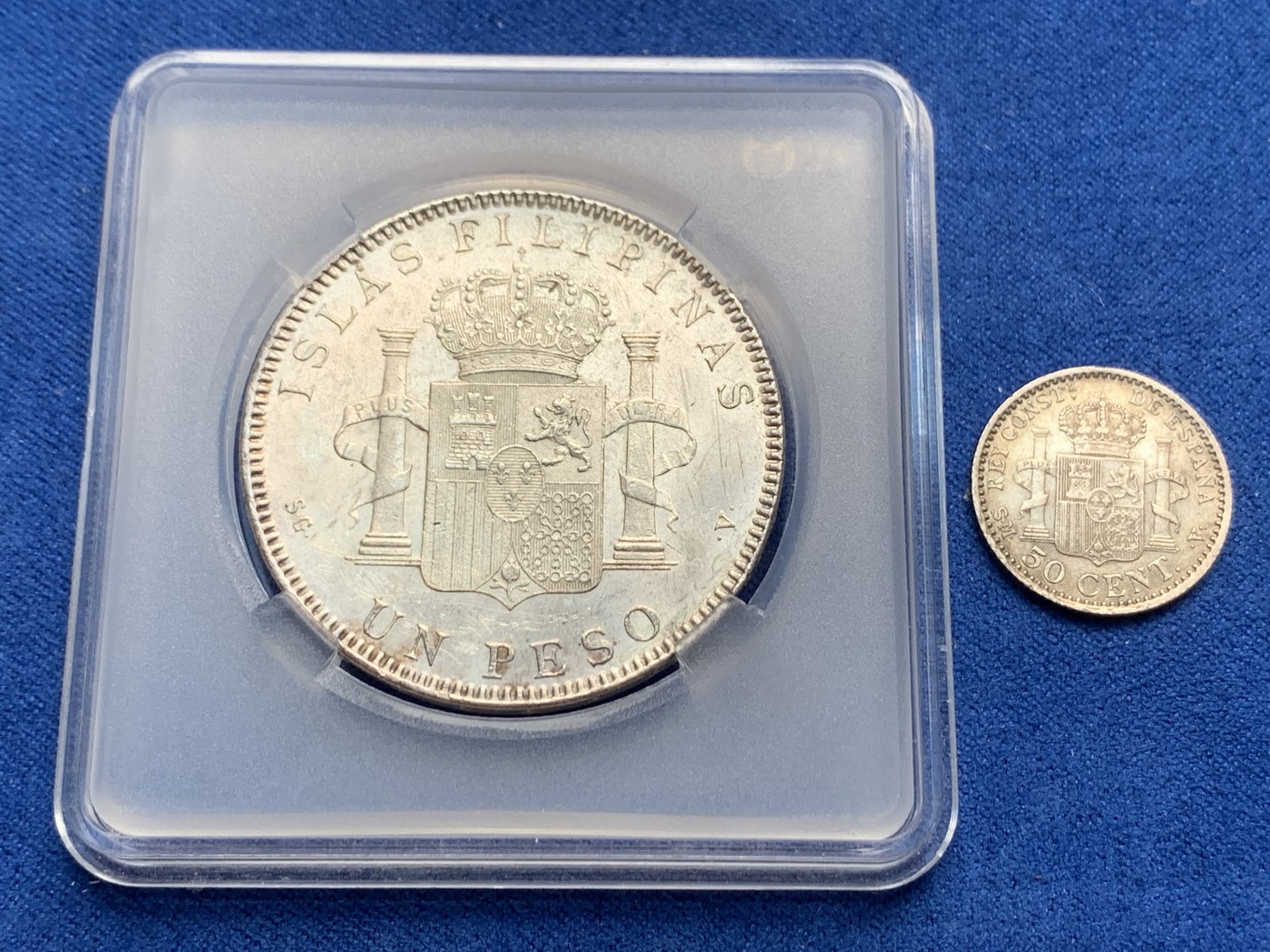 《竞宝斋》第209场-周日，周一 2场 (全场包邮) 两枚一组 阿方索十三世1897年西属菲律宾1比索银币，转光品相铸痕全在，复打，少见的边齿铸歪。1900年西班牙50分小银币。细节见图