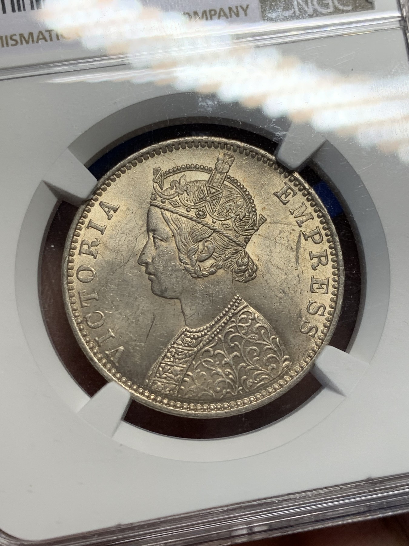 《竞宝斋》第209场-周日，周一 2场 (全场包邮) NGC-MS62 英属印度 1901年孟买厂 维多利亚女王 1卢比 银币 黄油彩包浆 实物很漂亮