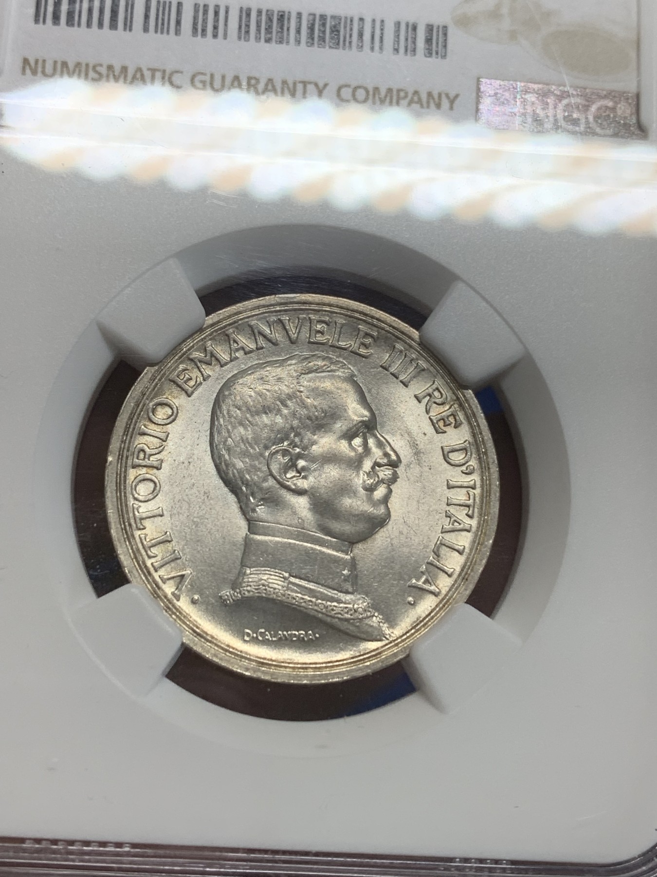 《竞宝斋》第209场-周日，周一 2场 (全场包邮) NGC MS63，意大利1916年，2里拉马车银币，细节很好，女神胸甲、盾纹和配剑完美