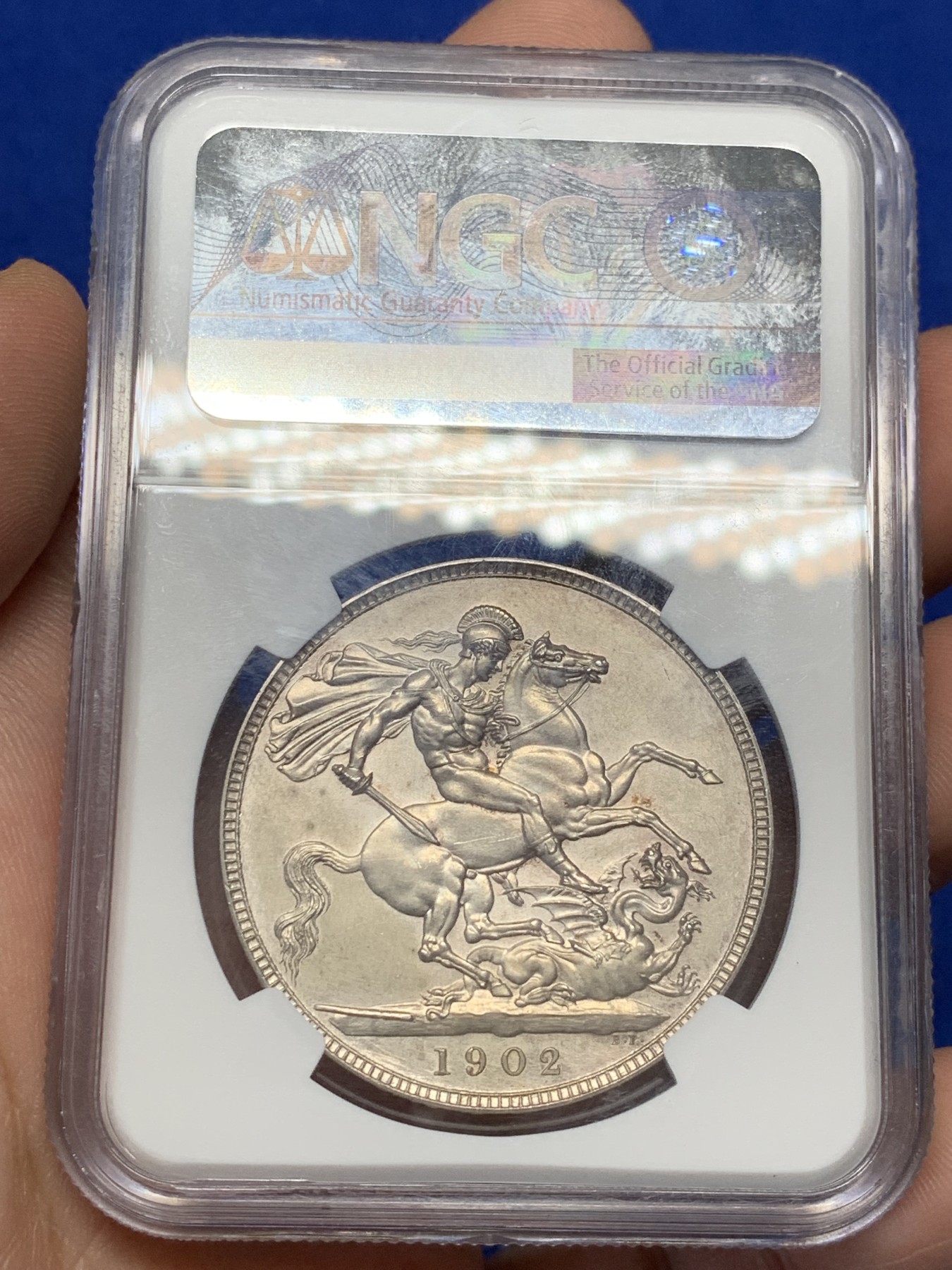 《竞宝斋》第209场-周日，周一 2场 (全场包邮) NGC PF62 英国1902年爱七马剑银币，好味道带彩，非常漂亮的一枚，2023年10月前几天刚拍的带佣金4200品相不如这枚。