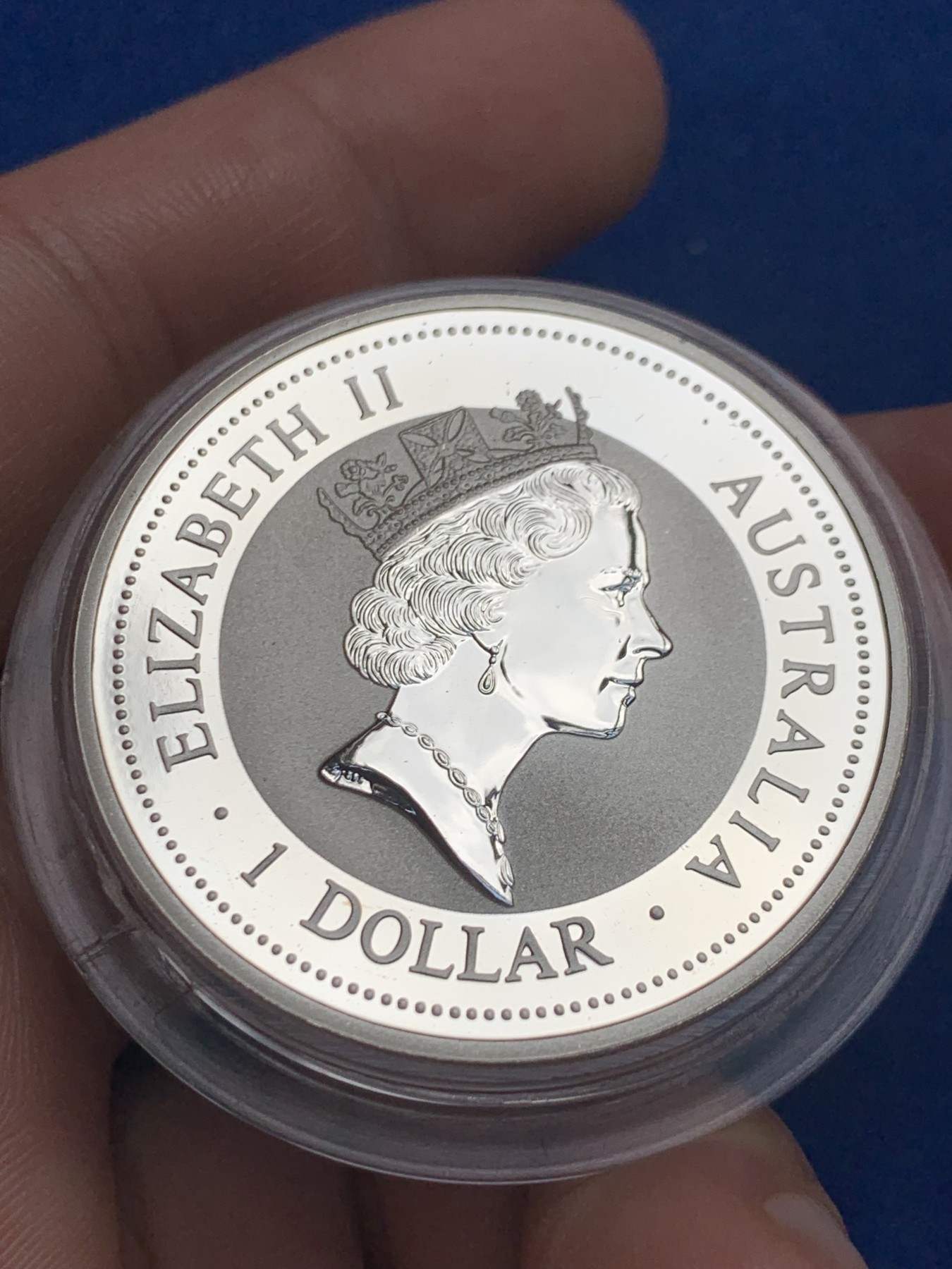 《竞宝斋》第209场-周日，周一 2场 (全场包邮) 澳大利亚 1995年 笑翠鸟 熊猫镶嵌银币 含纯银1盎司999银，金猫重0.5克黄金，发行1.5万枚，为北京国际钱币邮票展而发行 原盒带证书