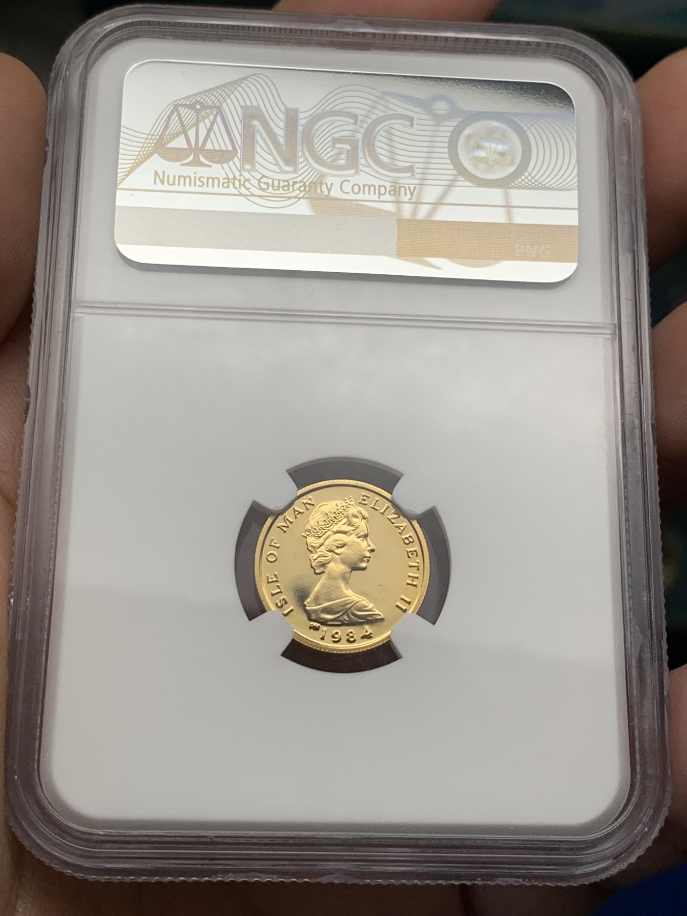 《竞宝斋》第209场-周日，周一 2场 (全场包邮) NGC PF66低评，英属马恩岛1984年首年版天使屠龙1/10安金币，重3.39克，含金量917，该硬币1oz版获得克劳斯最佳金币奖。