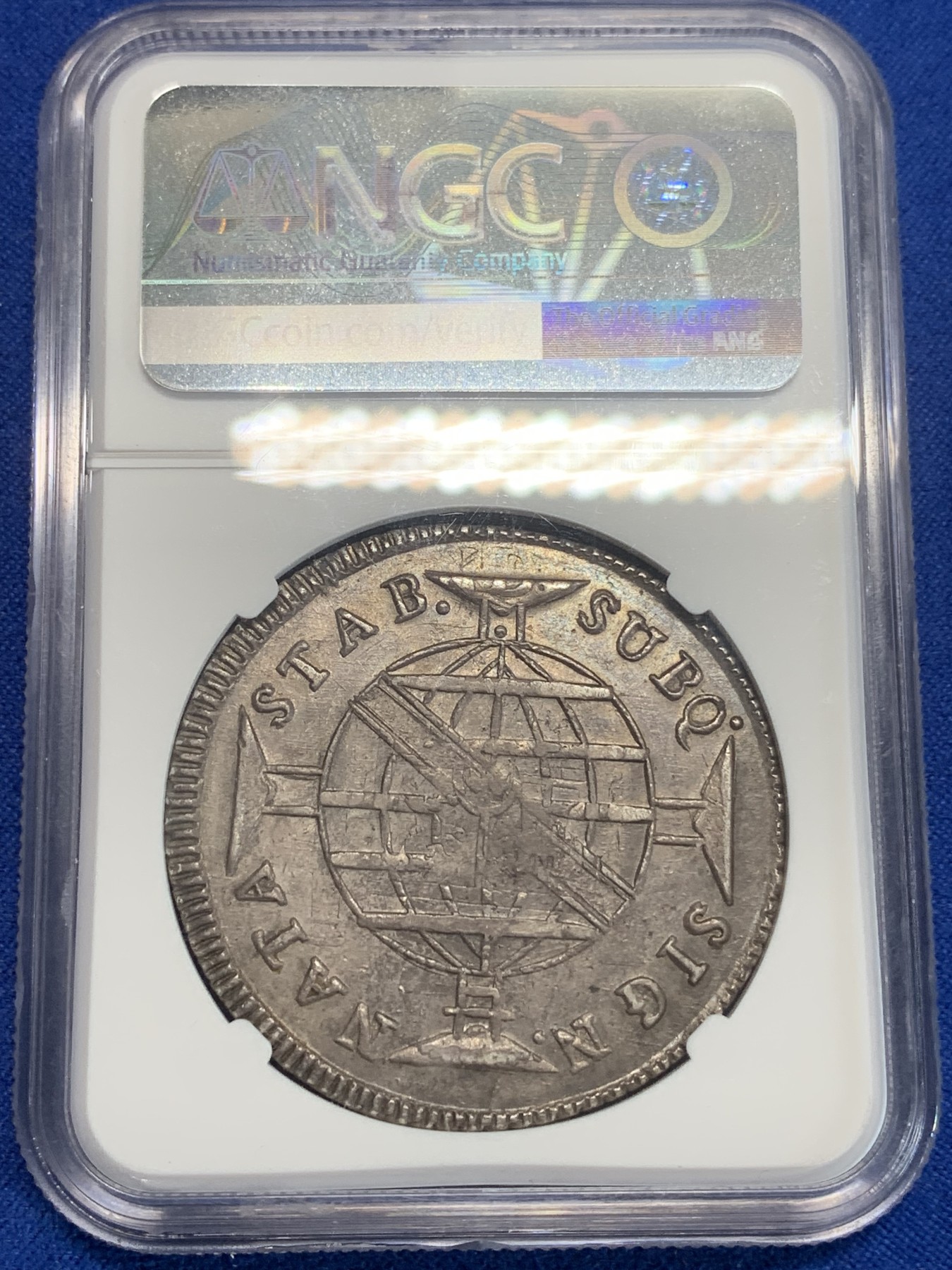 《竞宝斋》第209场-周日，周一 2场 (全场包邮) NGC-AU53 葡属巴西地球1816年 960瑞斯银币 R厂 双面酱紫色包浆 压力充足 细节一流 加盖在老双柱8R之上 痕迹清晰可见 状态非常舒服的一枚